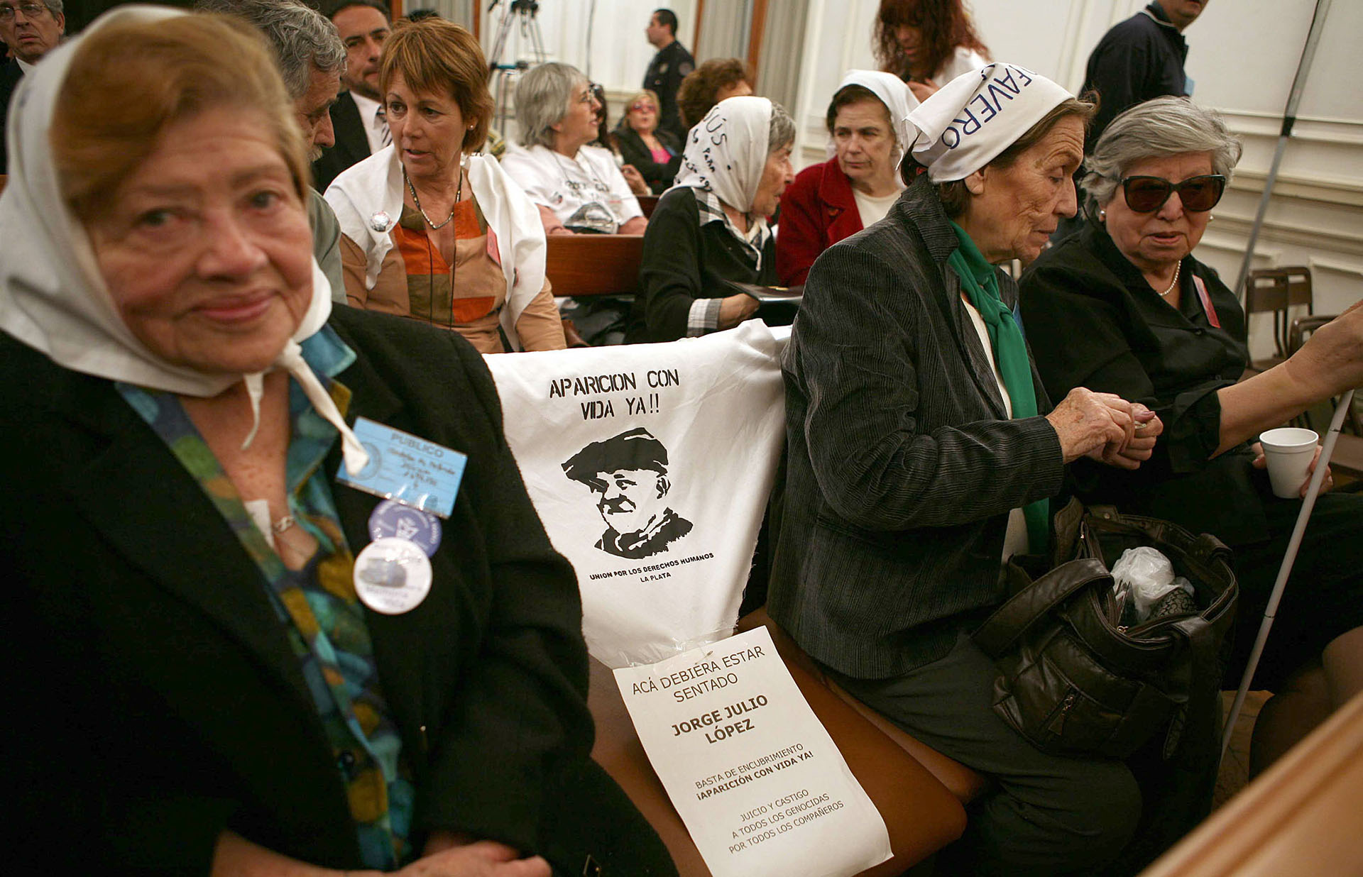 Las Madres de Plaza de Mayo durante la lectura de los alegatos contra el ex capellán de la Policía bonaerense Christian Von Wernich y el espacio reservado para el desaparecido Jorge Julio López (NA/Pablo Busti/El Día)