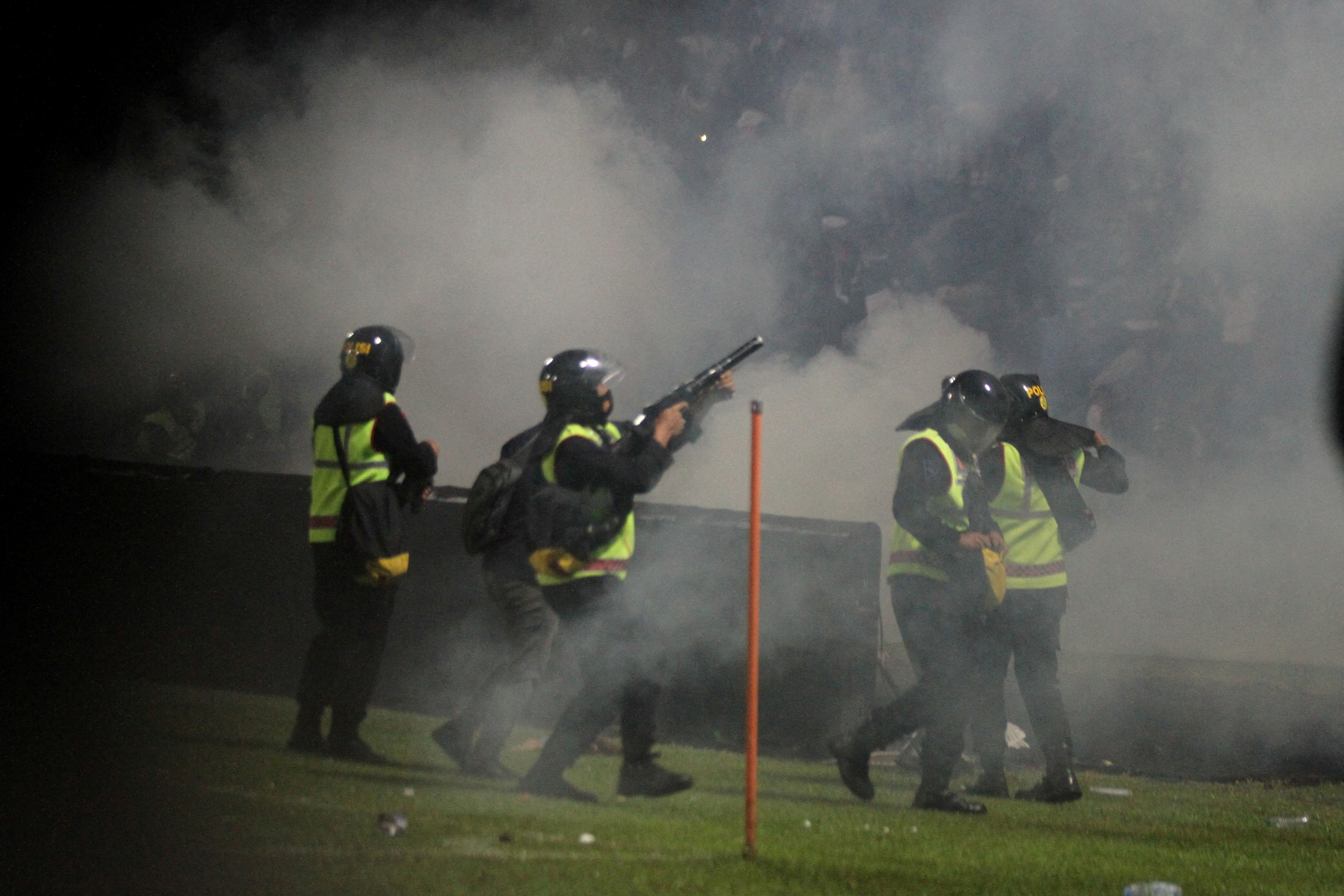 La policia dispara gases lacrimógenos en medio de los disturbios tras el partido de fútbol 