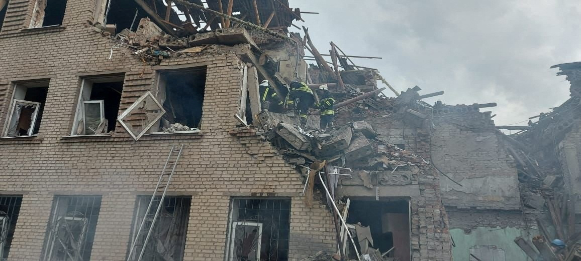 Trabajos en una escuela destruida en Mykolaivka 
