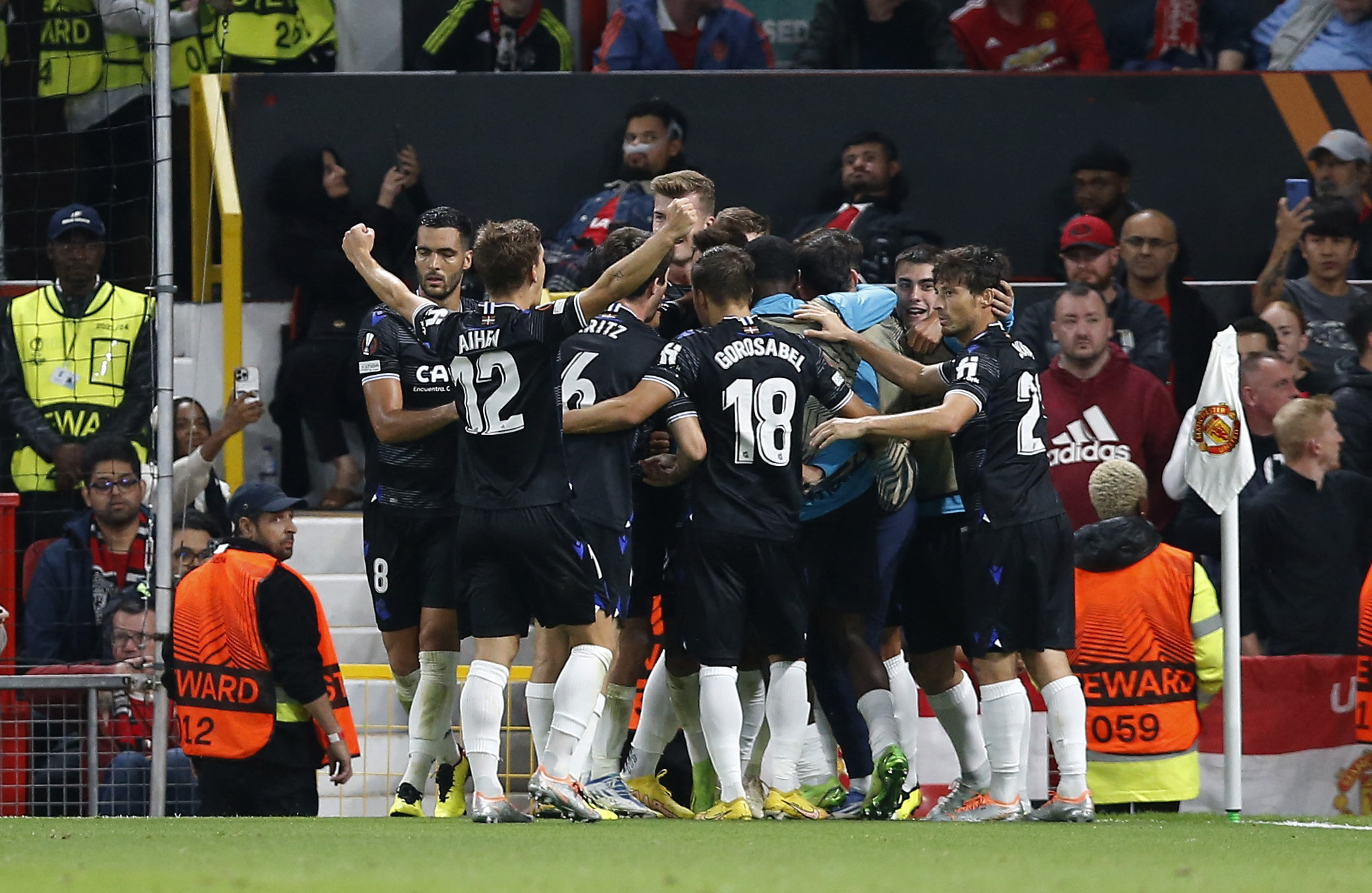 Real Sociedad celebrando el gol frente a Manchester United. (REUTERS/Craig Brough)