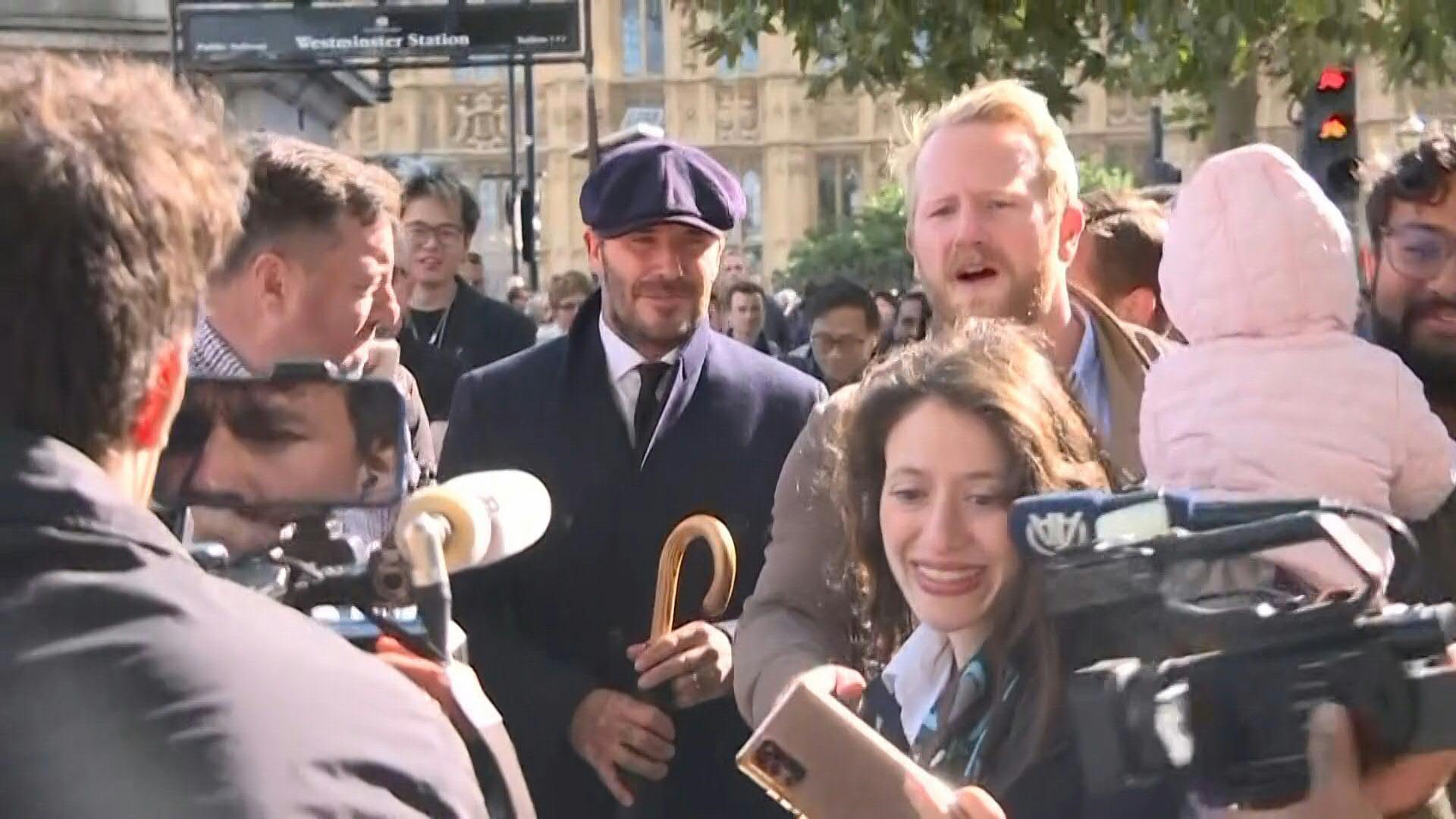 Beckham se une a la fila para despedirse de la difunta Isabel II