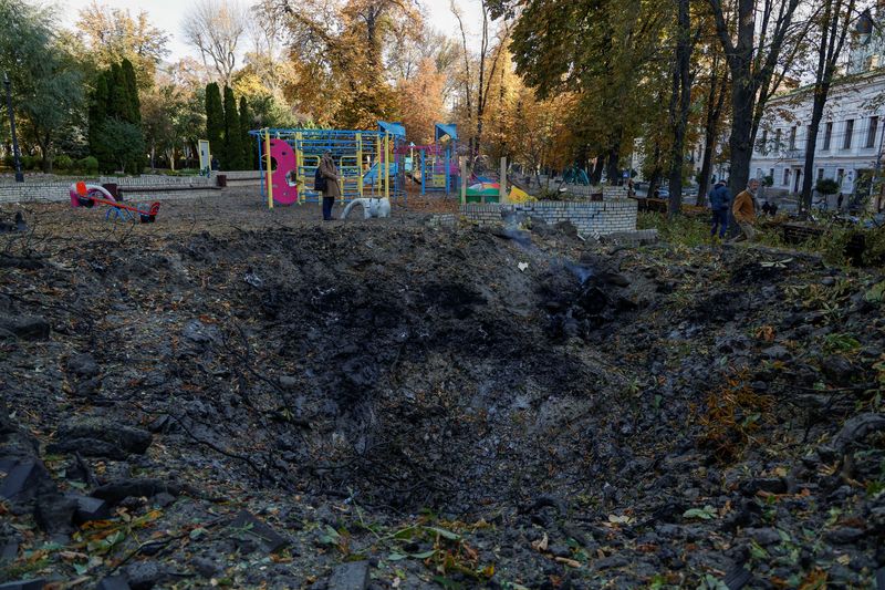 Un crater dejado por los ataques de misiles rusos en Kiev (REUTERS/Valentyn Ogirenko)