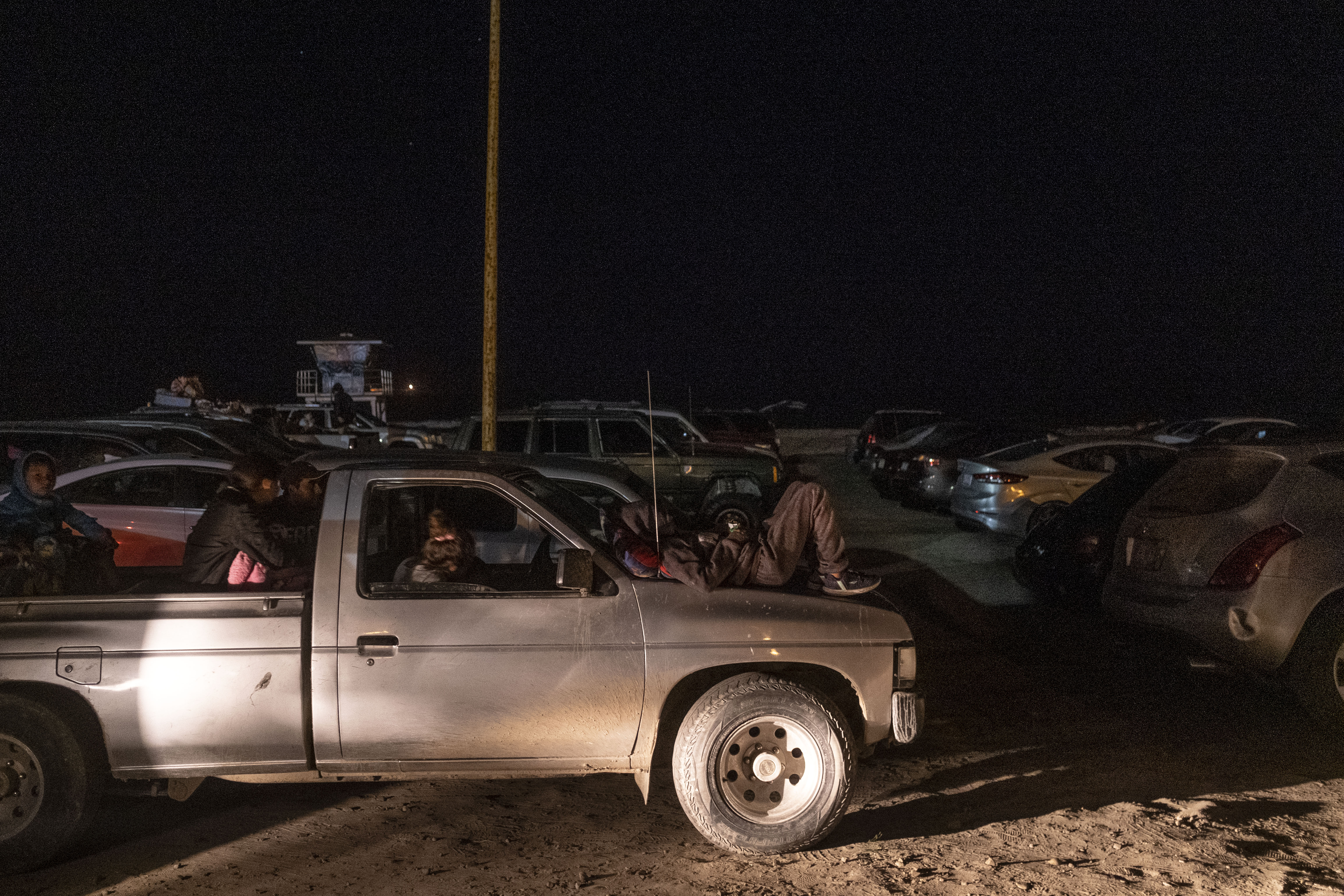 La gente asiste a un autocine en la playa en Playas de Rosarito, estado de Baja California, México, el 17 de julio de 2020, en medio de la nueva pandemia de coronavirus. (Foto de Guillermo Arias / AFP)