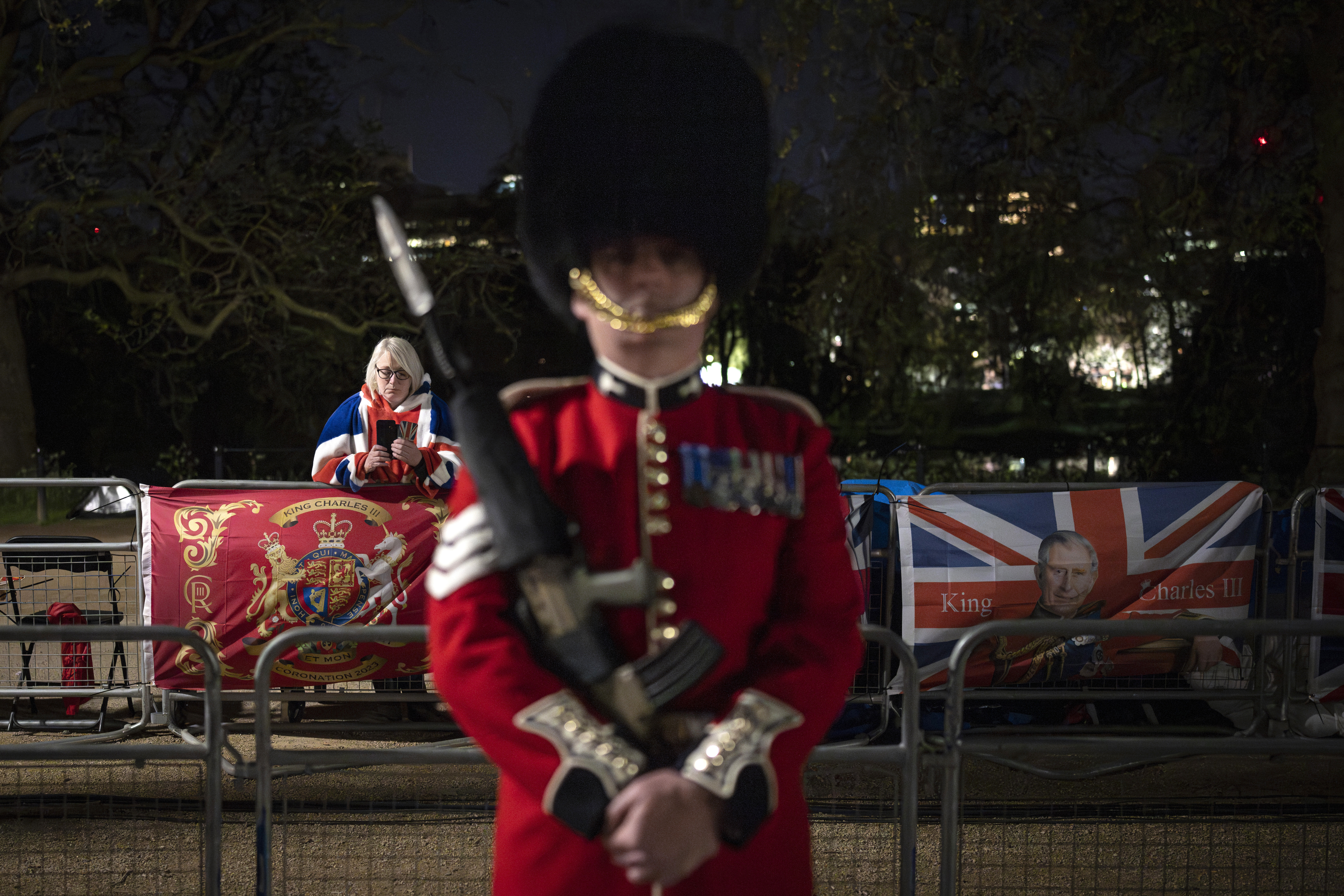 Un miembro del ejército se encuentra cerca del Palacio de Buckingham en el centro de Londres, el martes 2 de mayo de 2023, durante un ensayo para la coronación del rey Carlos III (AP Photo/Vadim Ghirda)