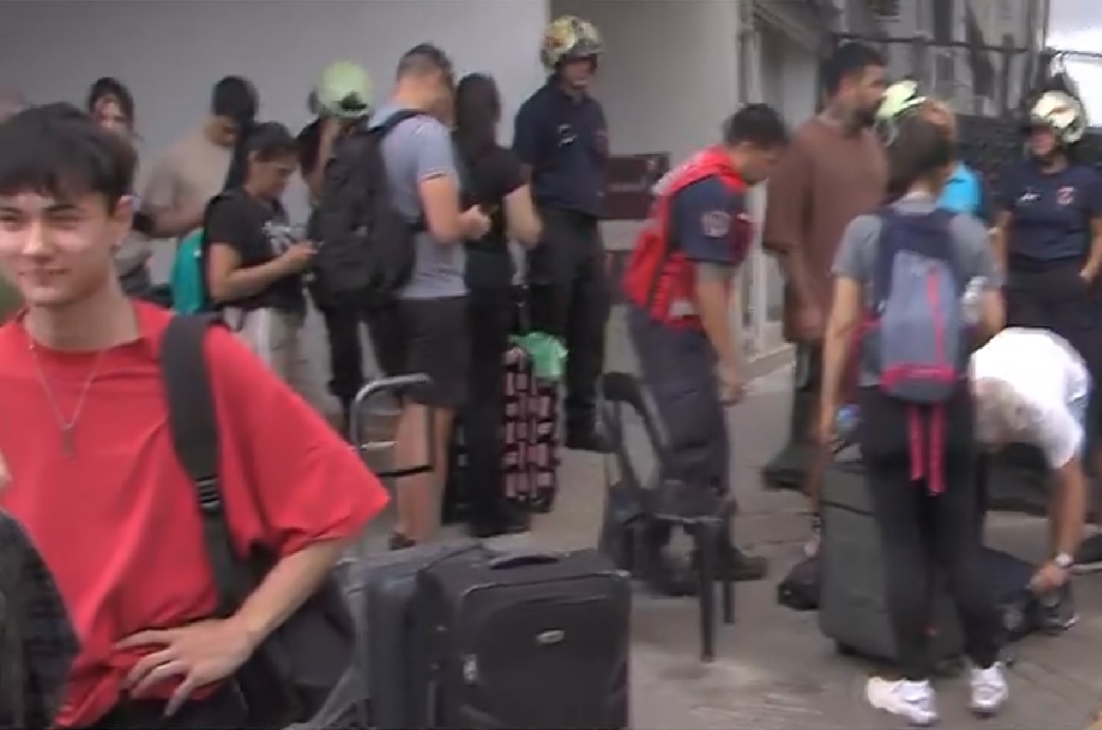 Derrumbe en Parque Patricios: los vecinos afectados retiraron sus pertenencias e insisten para volver a sus casas