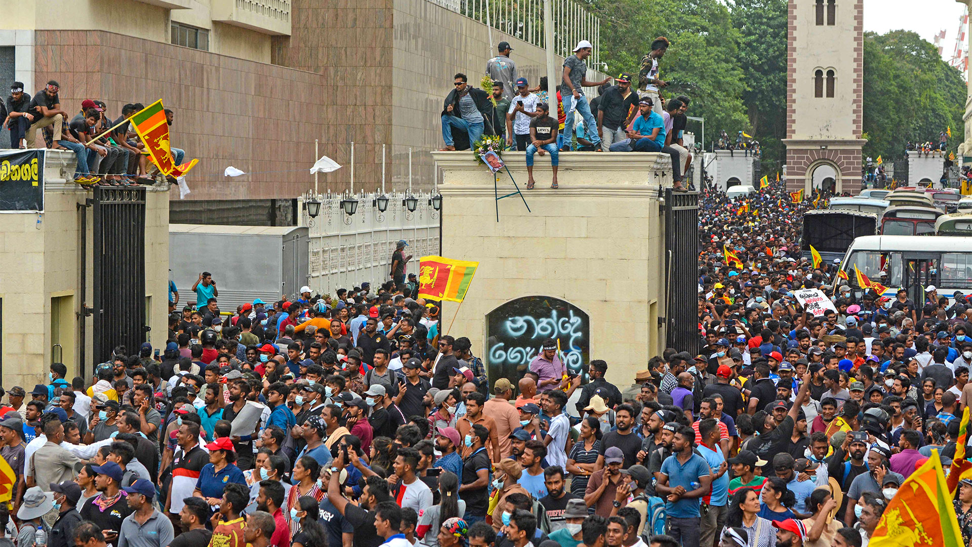Manifestantes reclamando la renuncia de los miembros del Gobierno de Sri Lanka en la residencia presidencial (Photo by AFP)