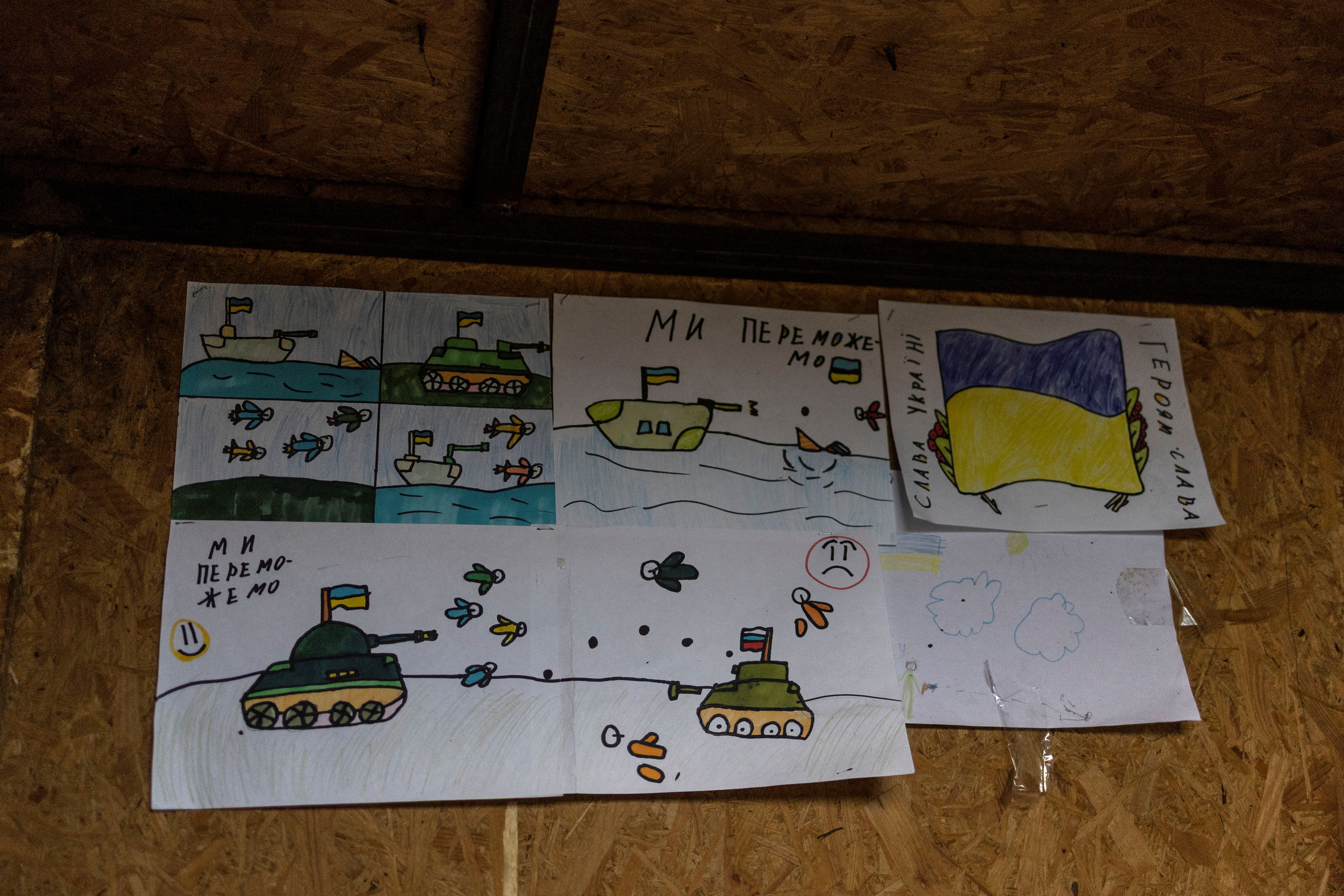Dibujos de niños se ven dentro de una estructura de madera en un punto de control, en medio de la invasión rusa de Ucrania, cerca de Bakhmut, en la región de Donetsk, Ucrania, en mayo pasado (Reuters)