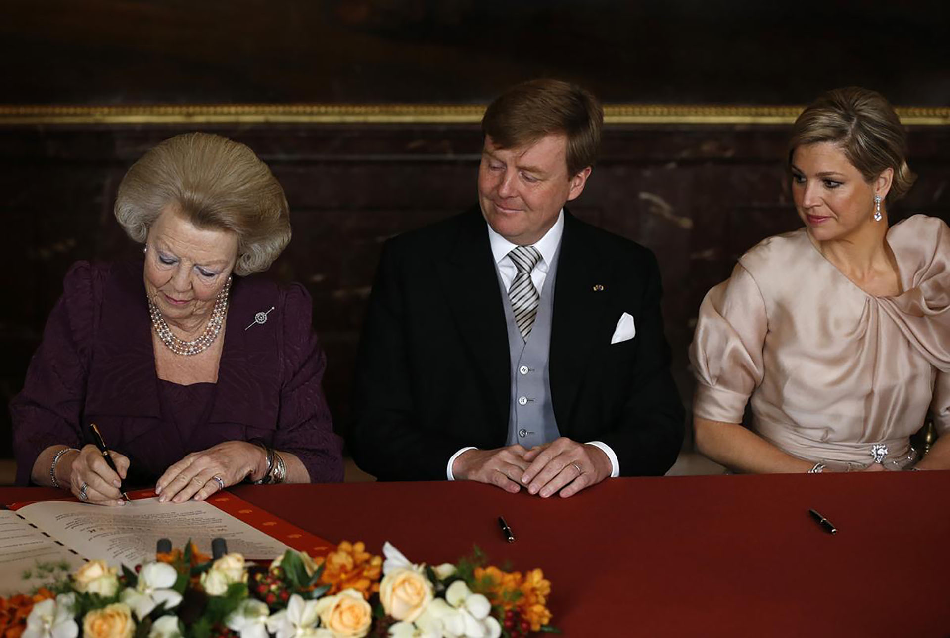 La firma de la abdicación de la Reina Beatriz junto a su sucesor y futura reina consorte, en una ceremonia del 30 de abril de 2013. Reuters