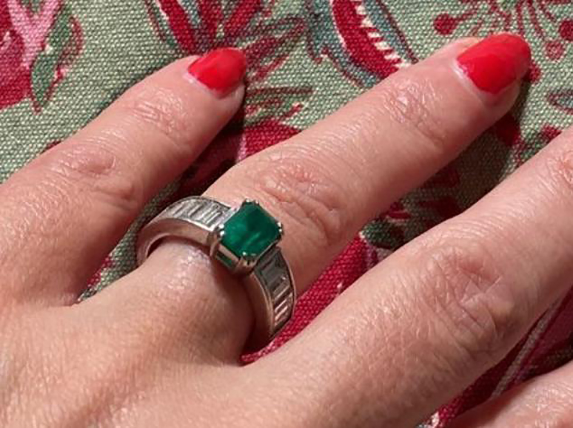 Elba Marcovecchio no se quita el anillo que Jorge Lanata hizo diseñar especialmente para la propuesta de casamiento. Se trata de una esmeralda encastrada en una pieza de platino