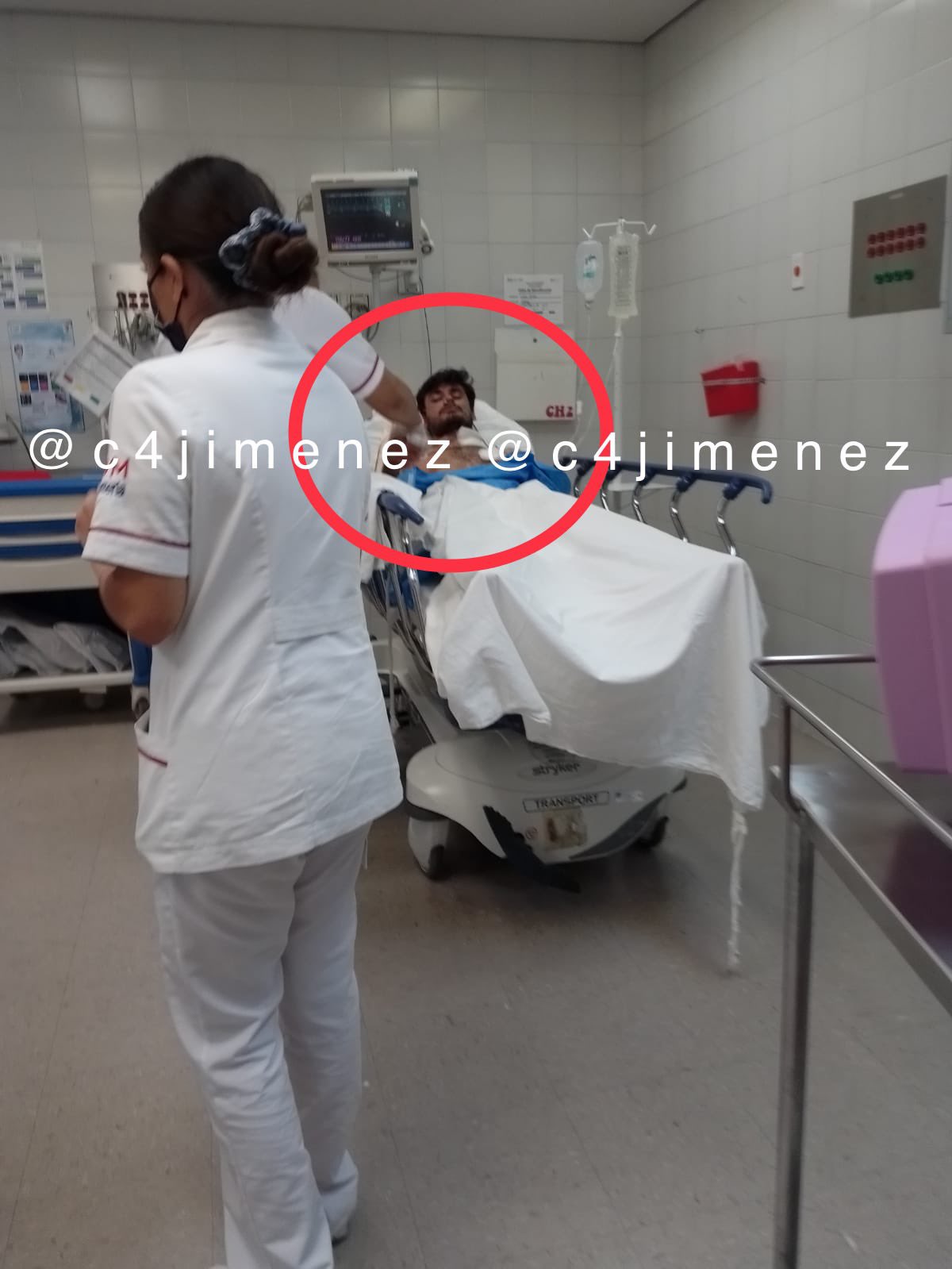 El sujeto presentaba heridas por lo que fue trasladado a un hospital custodiado por un policía (Foto: Twitter / @C4Jimenez)