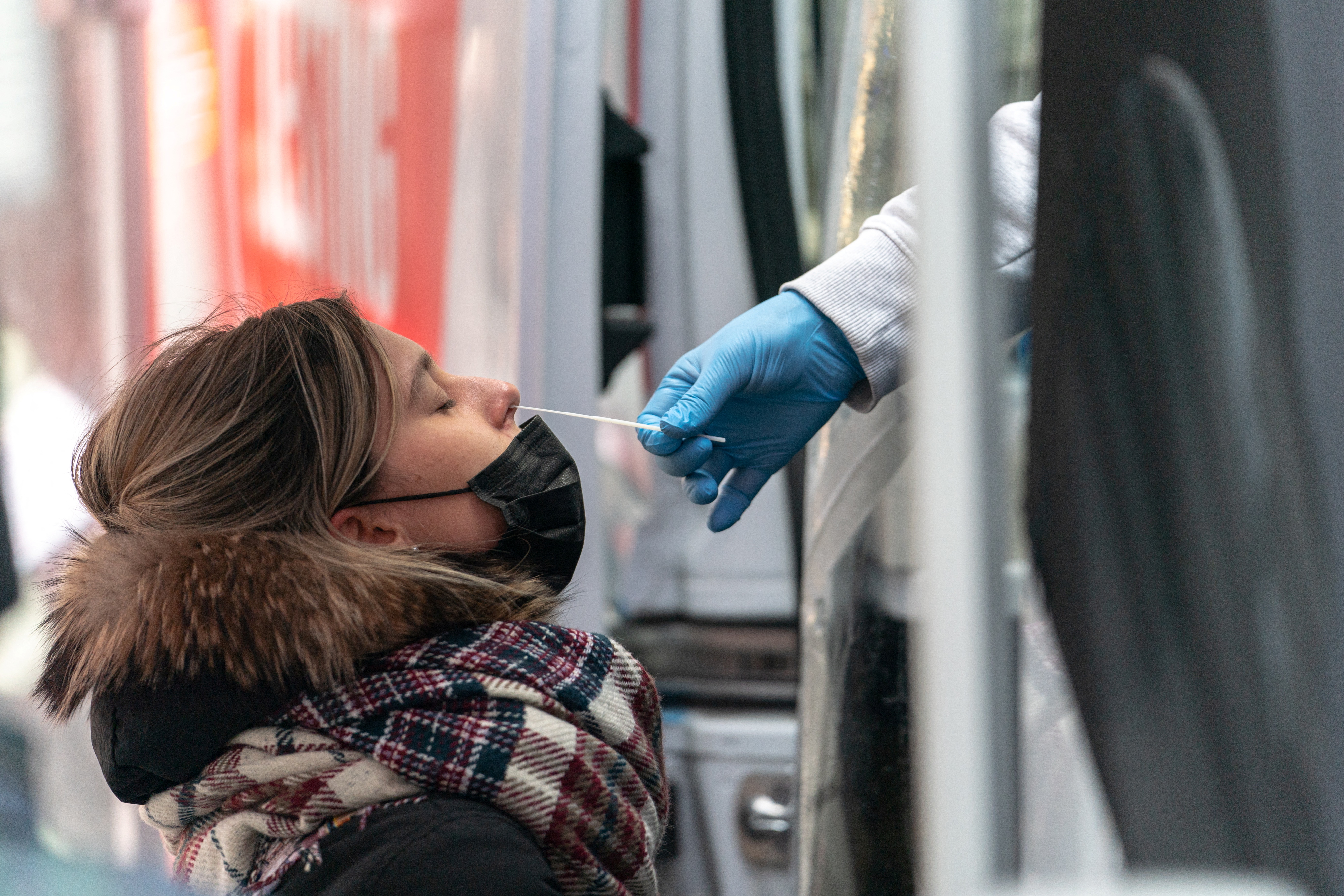 Una mujer se somete a un test de COVID-19 en un centro de pruebas emergente en la ciudad de Nueva York, Estados Unidos, el 16 de diciembre de 2021 (REUTERS/Jeenah Moon)