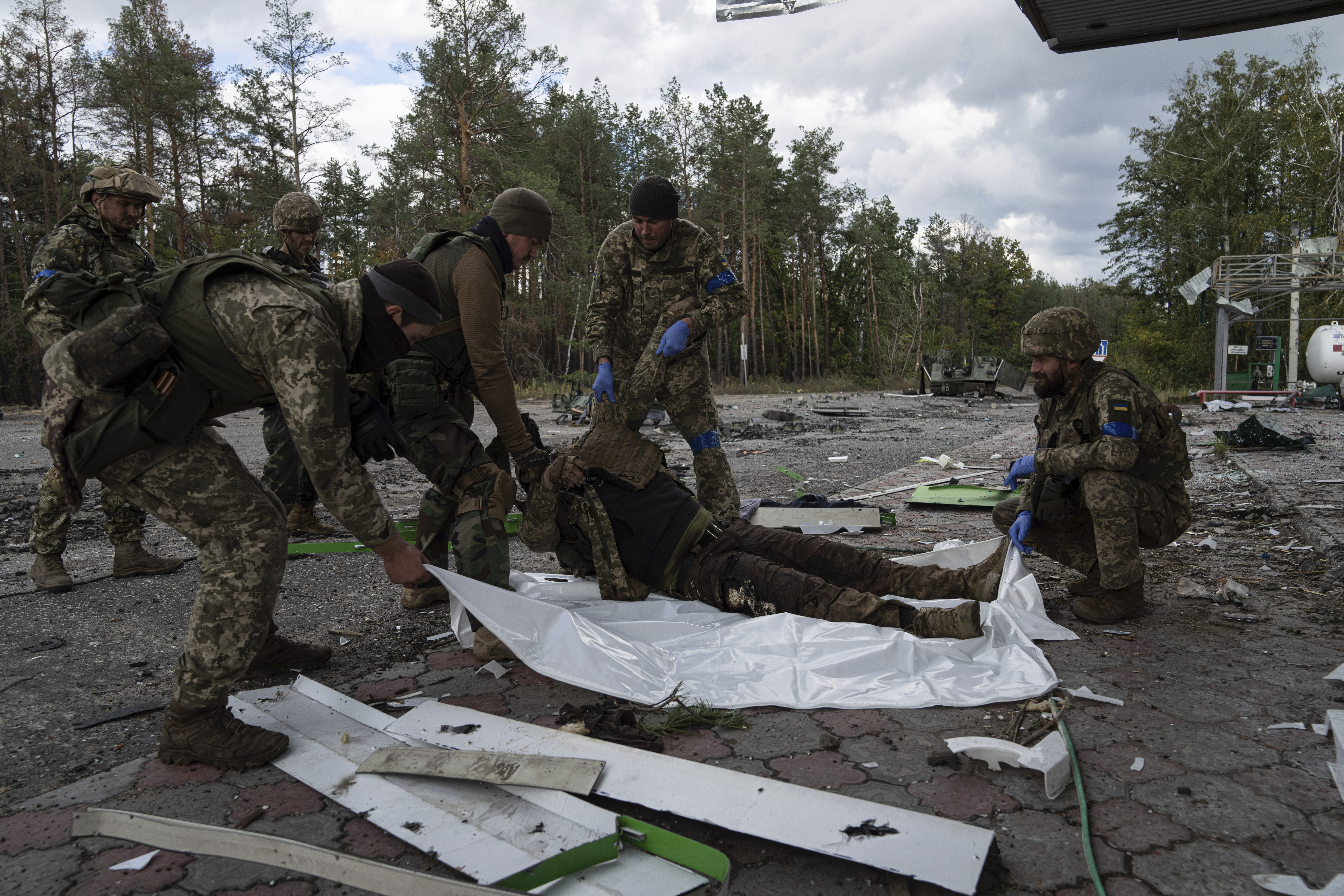 La imagen sobre el terreno puso de manifiesto el caos que enfrenta el presidente Vladimir Putin en su respuesta a los avances ucranianos (AP Photo/Evgeniy Maloletka)