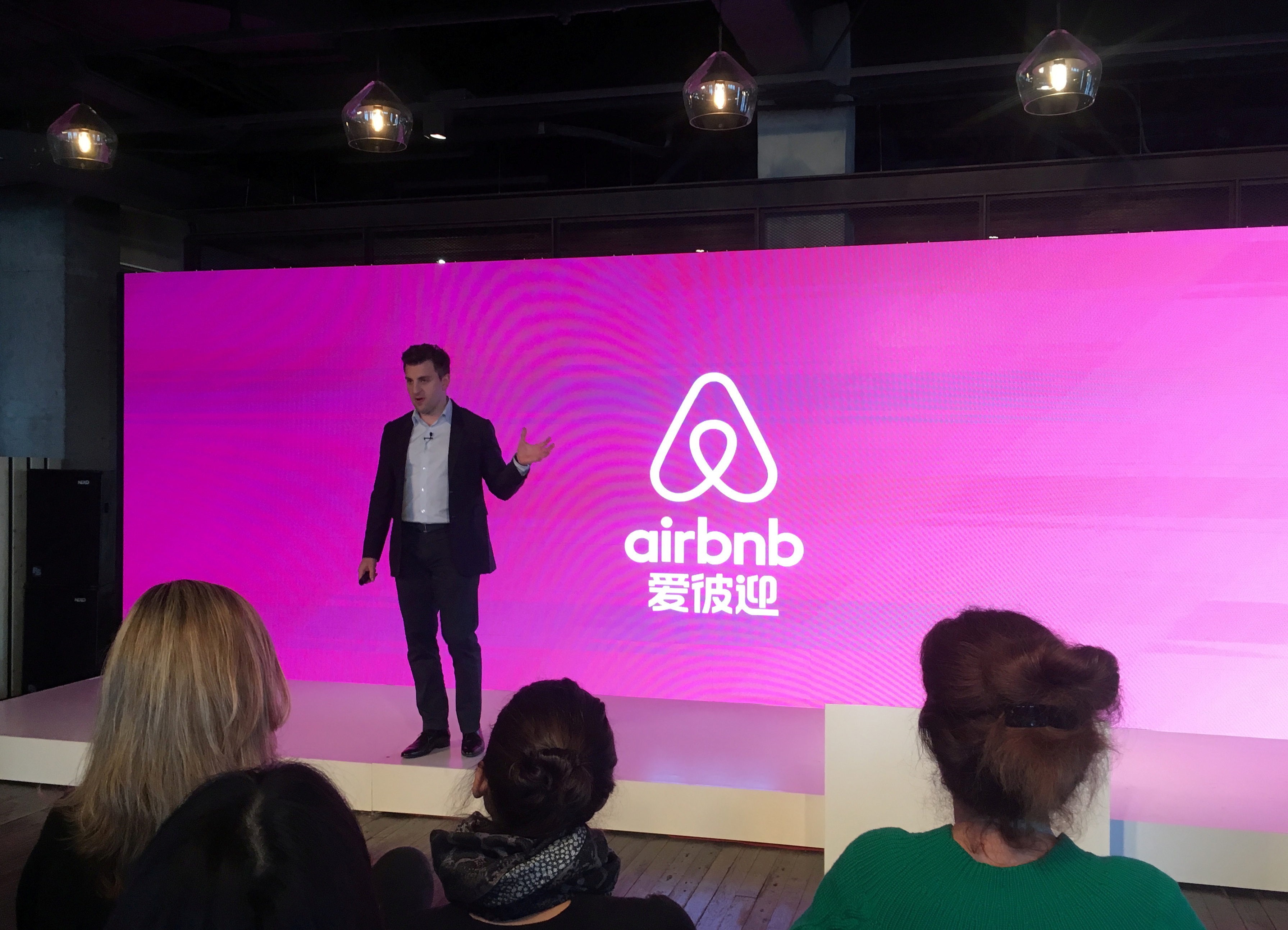 FOTO DE ARCHIVO: El cofundador y director ejecutivo de Airbnb, Brian Chesky, habla en un evento para lanzar el nombre chino de la marca, en Shanghái, China, el 22 de marzo de 2017. REUTERS/Adam Jourdan/Foto de archivo
