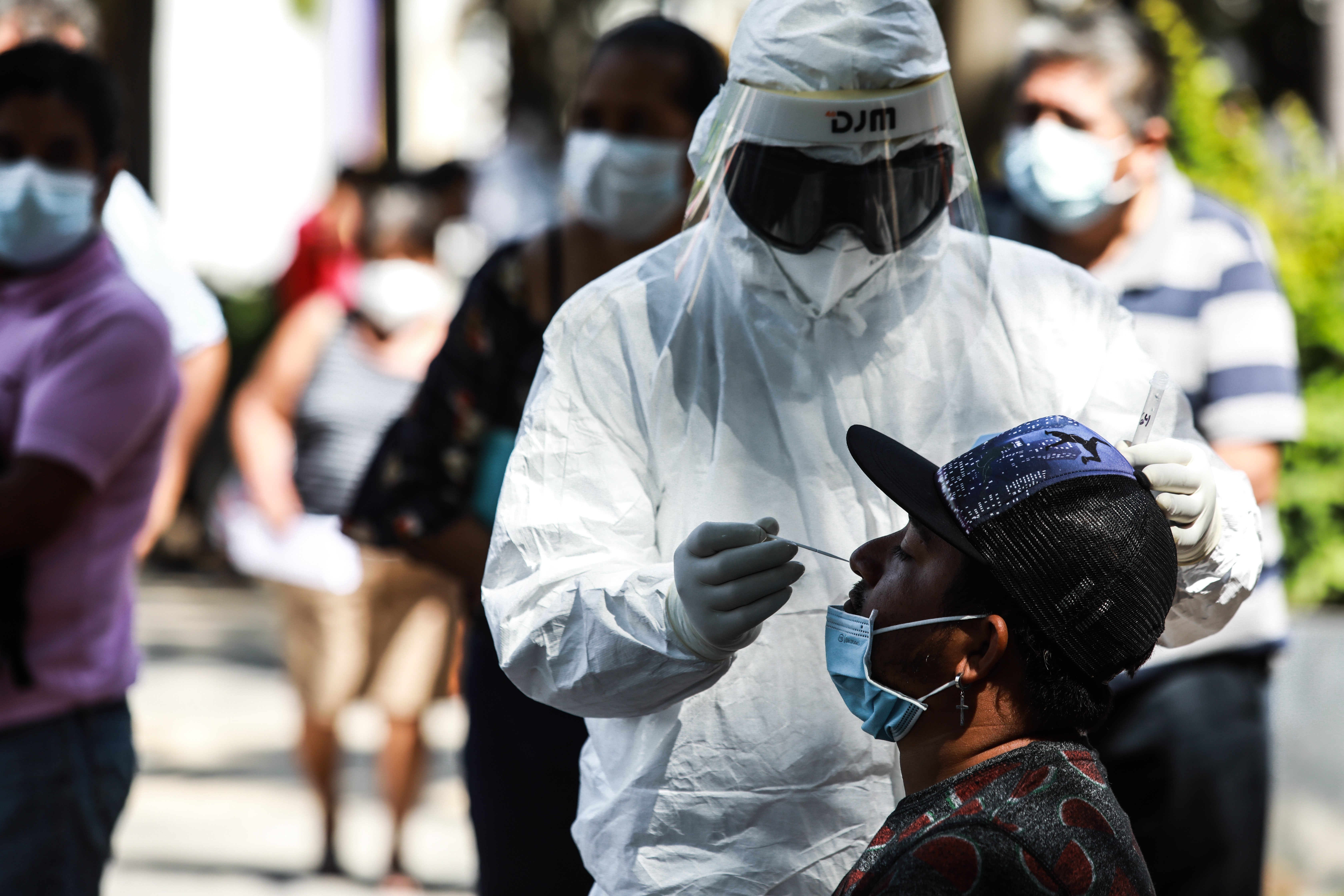 Trabajadores de Salud realizan pruebas de covid-19 en Acapulco, estado de Guerrero (México), en una fotografía de archivo. EFE/David Guzmán
