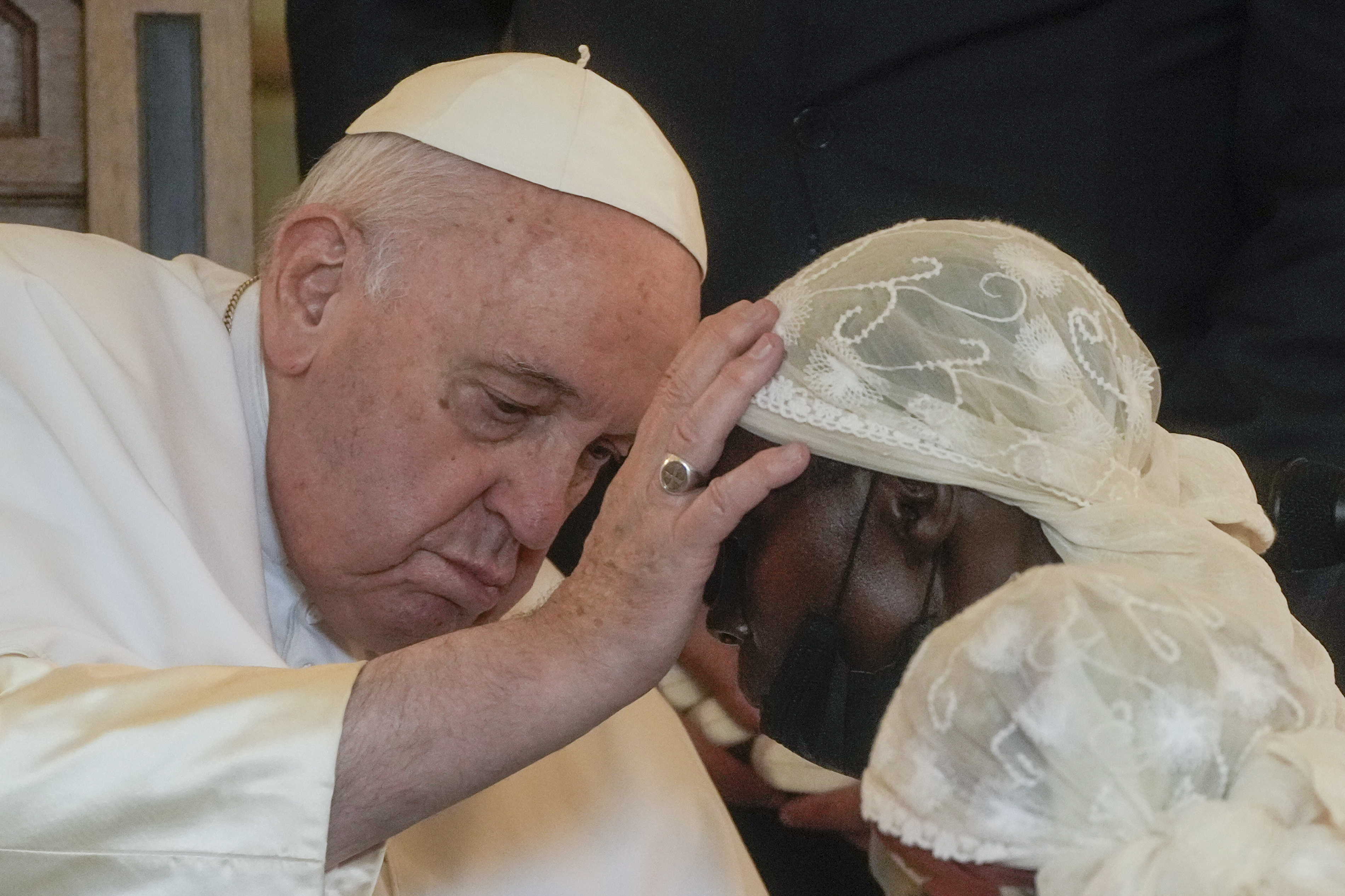 El papa Francisco pidió que se depongan las armas del odio y la venganza en Sudán del Sur. (AP)