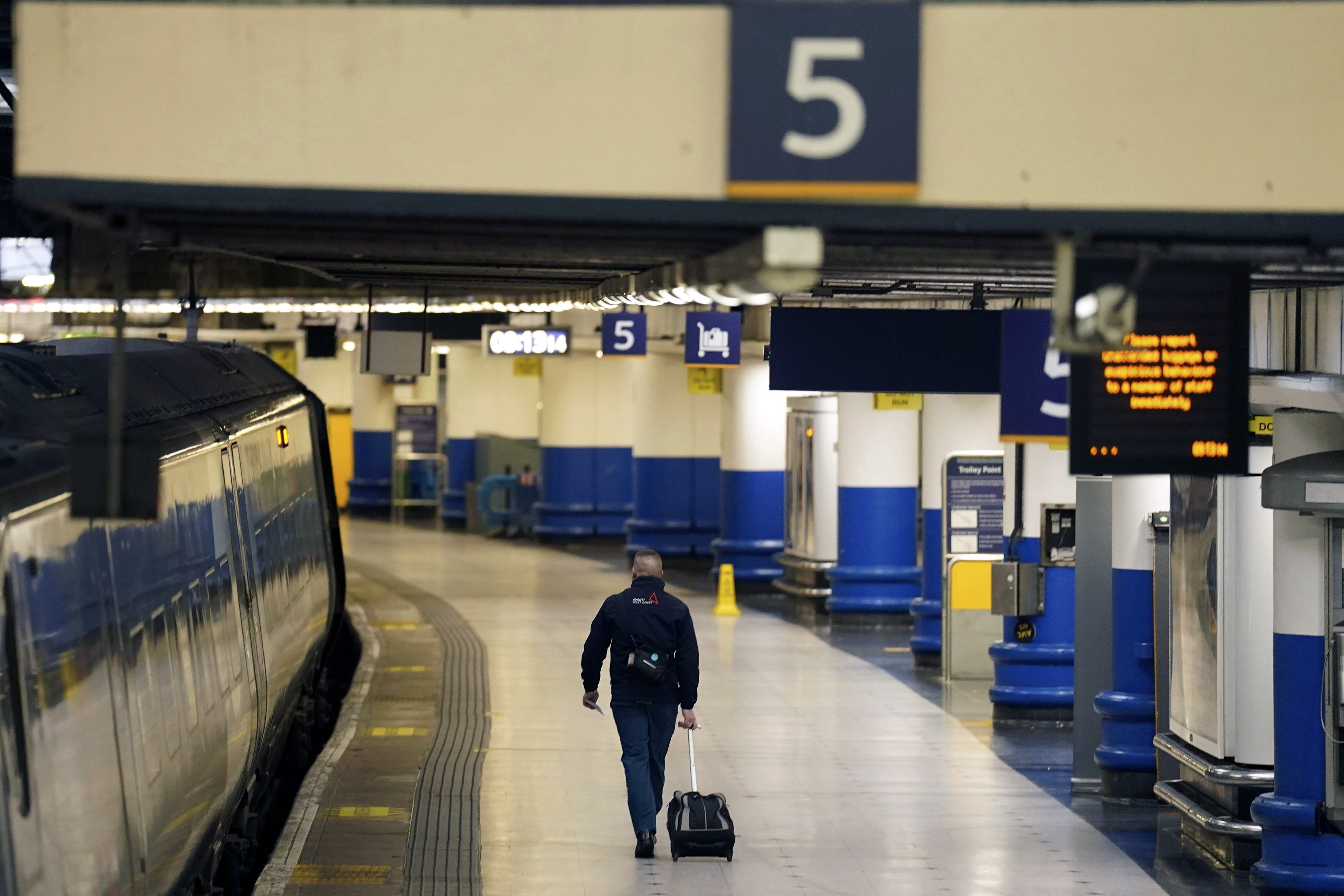 Un pasajero camina por la estación Euston durante una huelga de servicio de trenes en demanda de mayores salarios, en Londres, el 3 de enero de 2023. (Stefan Rousseau/PA vía PA)