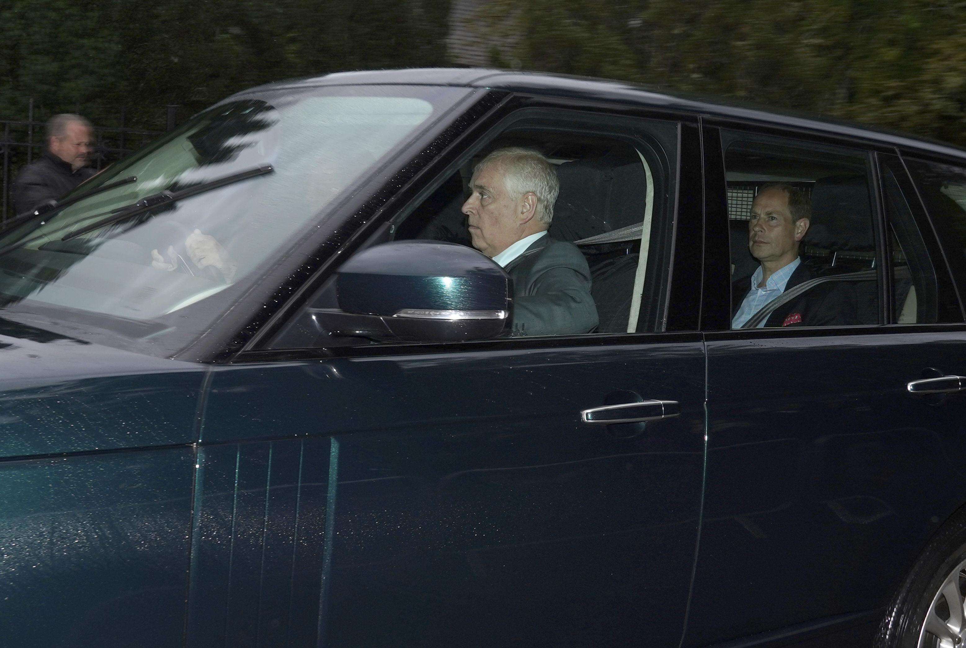 El duque de Cambridge, segundo en la línea de sucesión al trono británico, llegó en auto junto a los hijos de la monarca Andrés y Eduardo (Andrew Milligan/PA via AP)