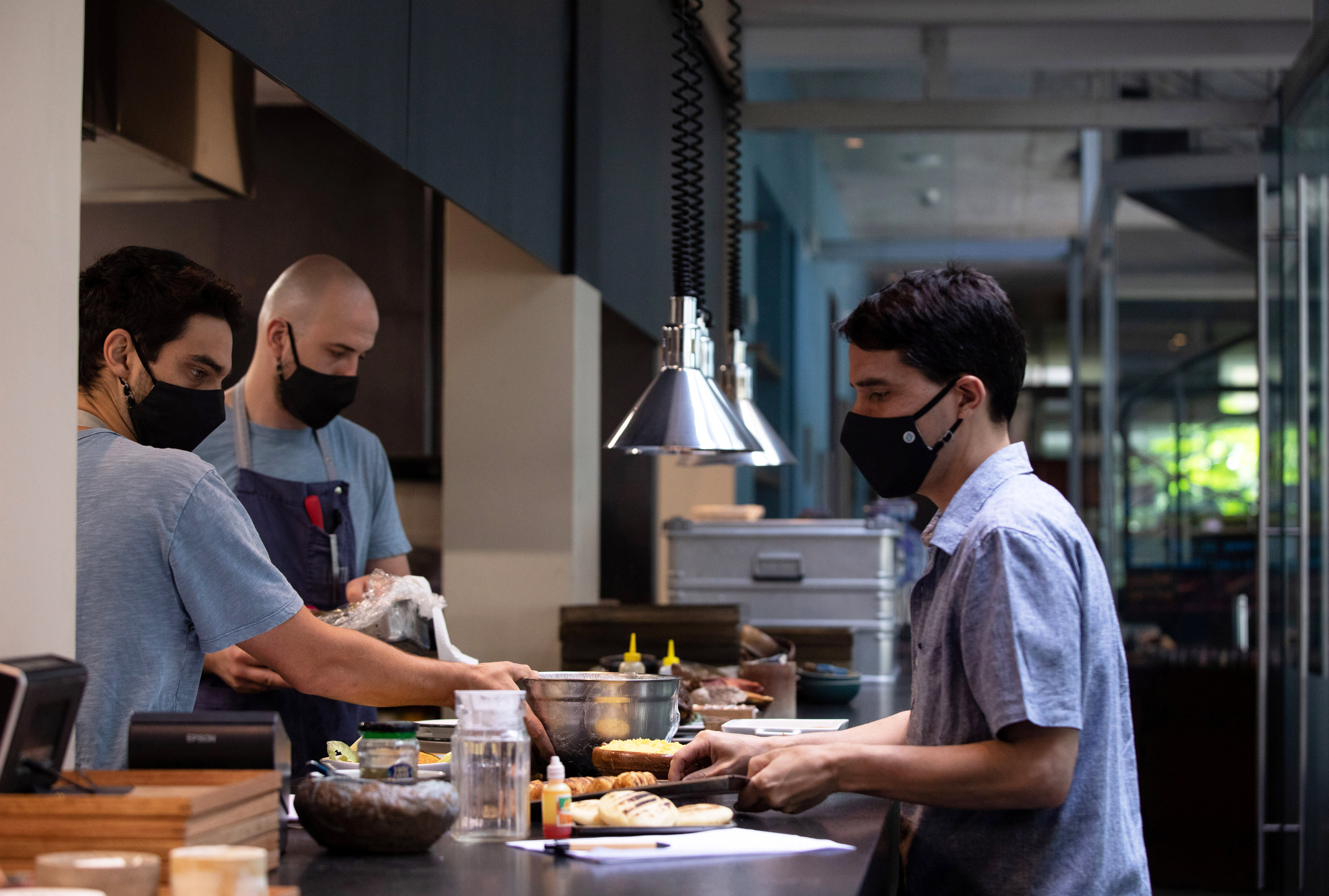 Hay oportunidades para chefs, ayudantes de cocina, meseros y más . (REUTERS/Angela Ponce)