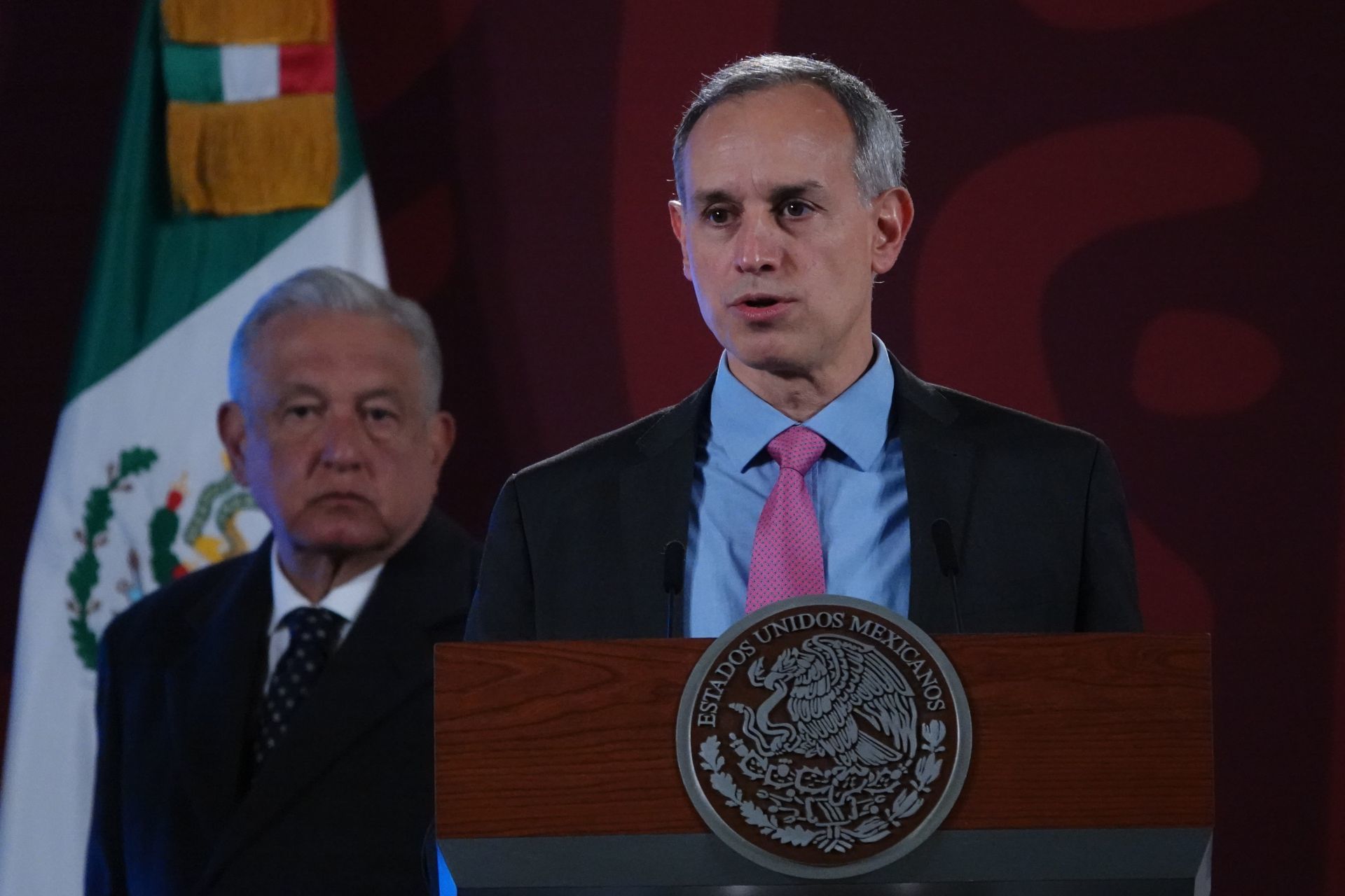 CIUDAD DE MÉXICO, 08FEBRERO2022.- Andrés Manuel López Obrador, presidente de México, en compañía de los integrantes del gabinete de salud: Jorge Alcocer, secretario de Salud; Hugo López-Gatell, subsecretario de Prevención y Promoción a la salud; Delfina Gómez, secretaria de Educación; Marcelo Ebrard, secretario de Relaciones Exteriores, y Luis Cresencio Sandoval, secretario de la Defensa Nacional, dieron el informe semanal de “El Pulso de la Salud” donde expusieron datos en materia de vacunación y reducción de casos positivos a Covid-19. Por su parte, el subsecretario Hugo López-Gatell anunció que el registro para personas de 30-39 ya esta habilitado para la vacuna de refuerzo contra el virus Sars-Cov2.FOTO: GALO CAÑAS/CUARTOSCURO.COM