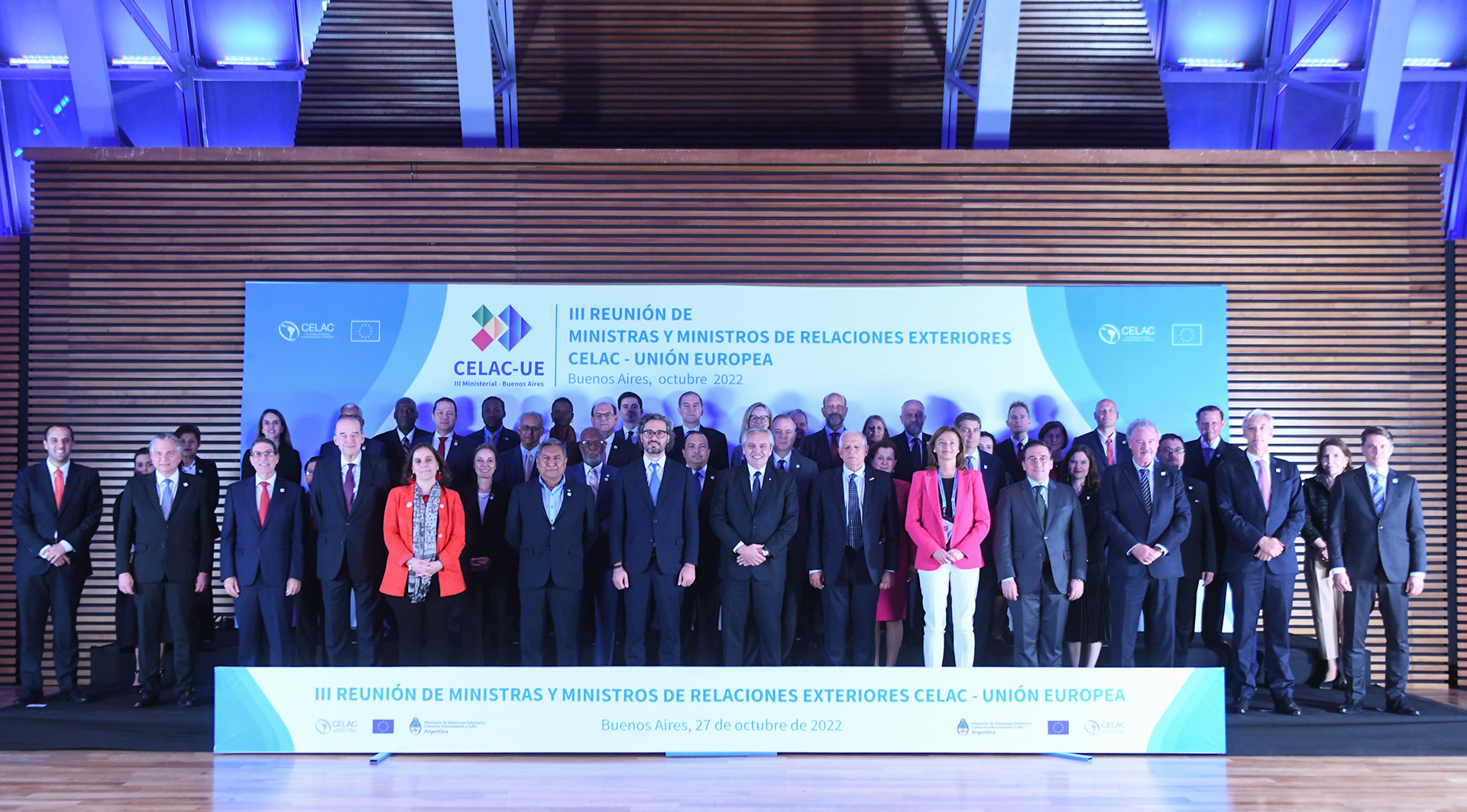 Family photo at CCK on Wednesday evening.  In the middle, Minister of Foreign Affairs Santiago Cafiero, President Alberto Fernández and High European Representative Josef Borrell with representatives of 53 other countries.  