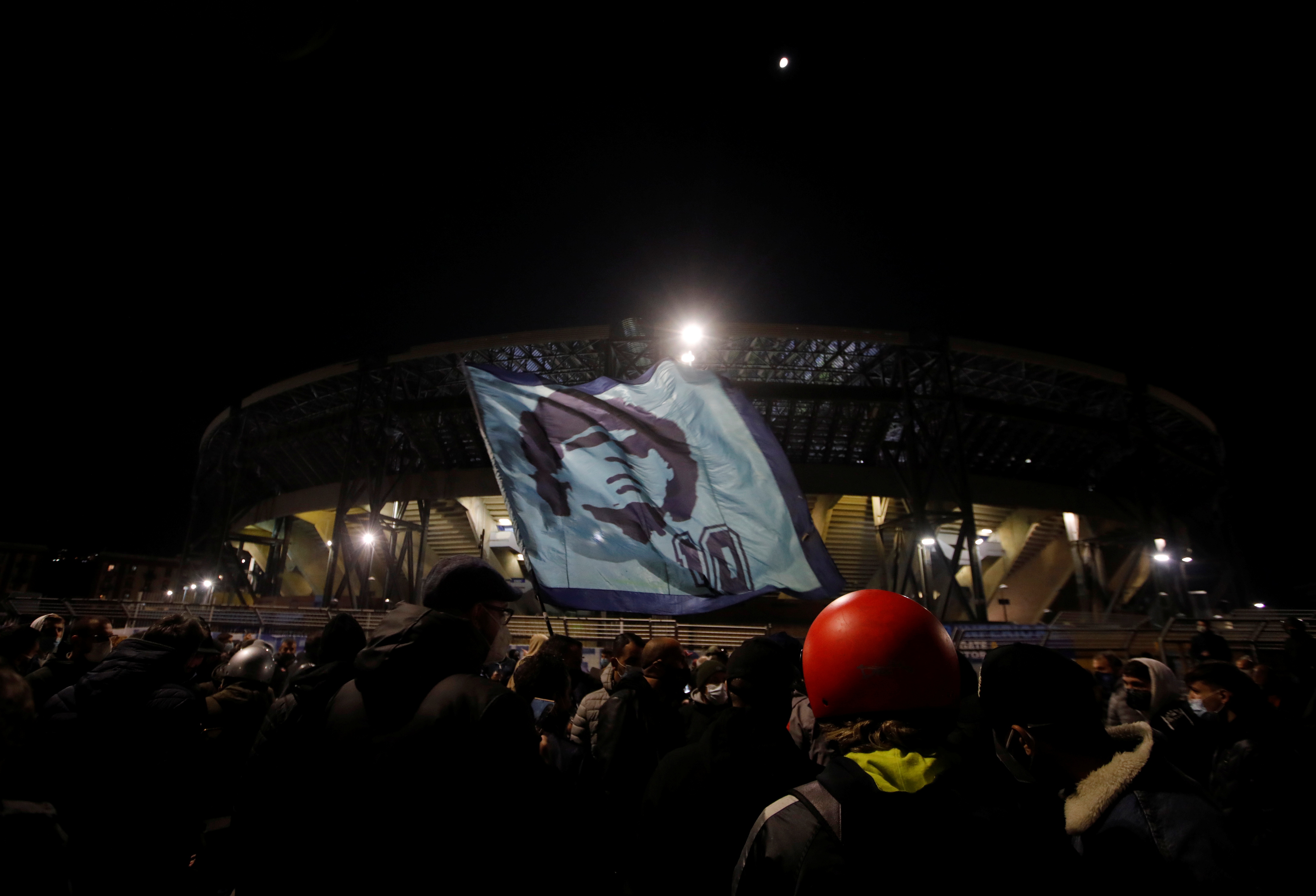 Tras la noticia de la muerte de Maradona, los fanáticos se reunieron a las puertas del estadio San Paolo (REUTERS/Ciro De Luca)