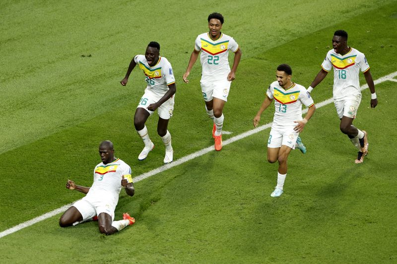 El senegalés Kalidou Koulibaly celebra con sus compañeros tras anotar el segundo gol de su equipo en el partido ante Ecuador en el estadio internacional Khalifa en Doha, Qatar, el 29 de noviembre de 2022 REUTERS/Issei Kato
