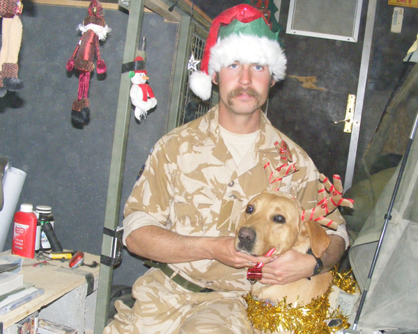 Diesel y su entrenador celebrando Navidad en Afganistán. (National Army Museum)