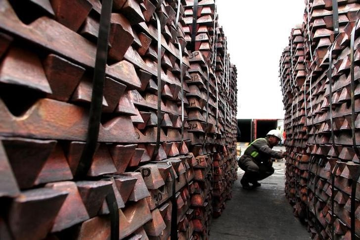 Imagen de archivo de un operario revisando un cargamento de cobre para su exportación a Asia en el puerto de Valparaíso, Chile. 21 agosto 2006. REUTERS/Eliseo Fernández