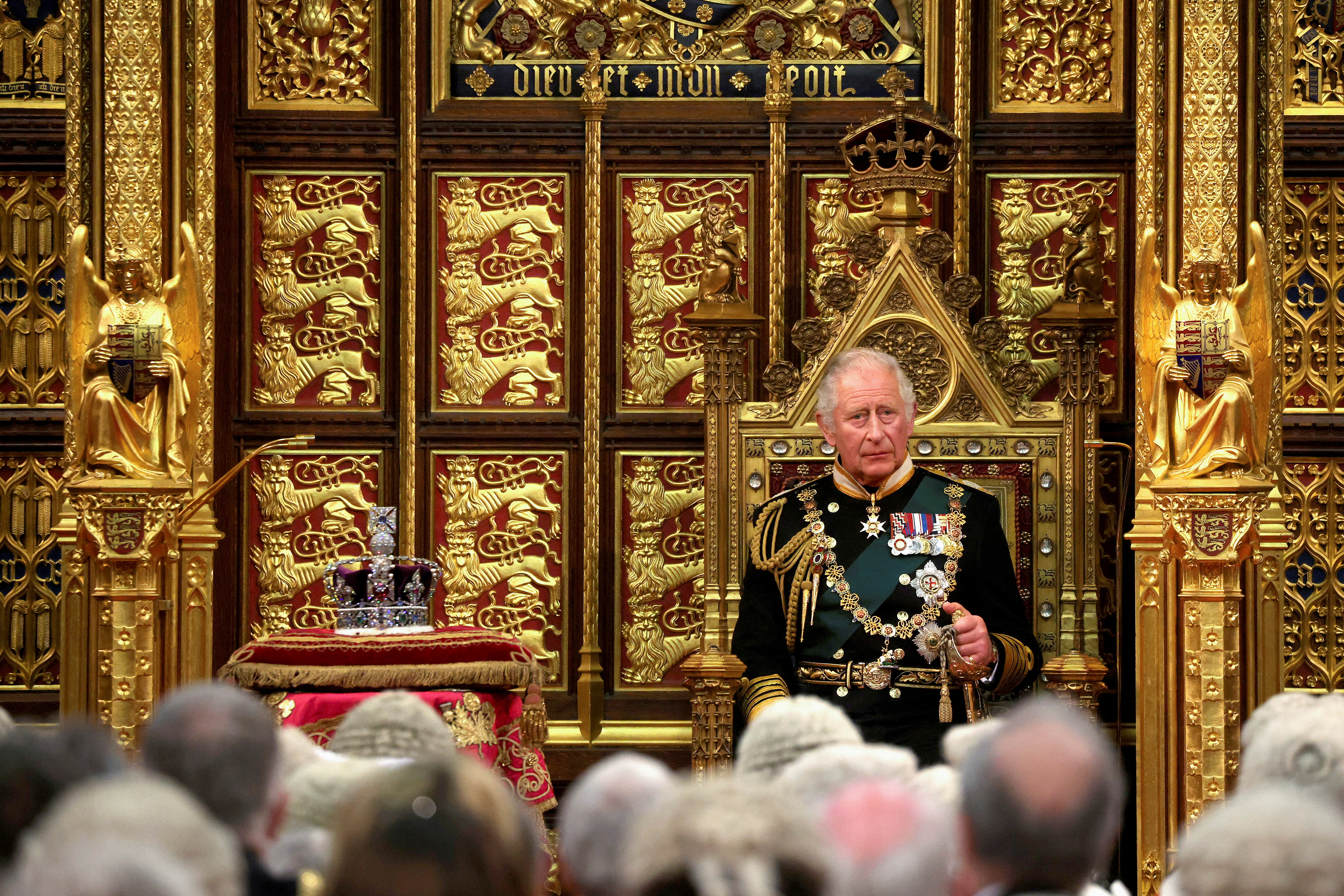 Tras una fanfarria de trompetistas, una proclamación pública declarará a Carlos como el nuevo rey. Esto se realizará desde un balcón en el Friary Court del palacio de St James en Londres, a través de un funcionario conocido el Rey de Armas Principal de la Jarretera.