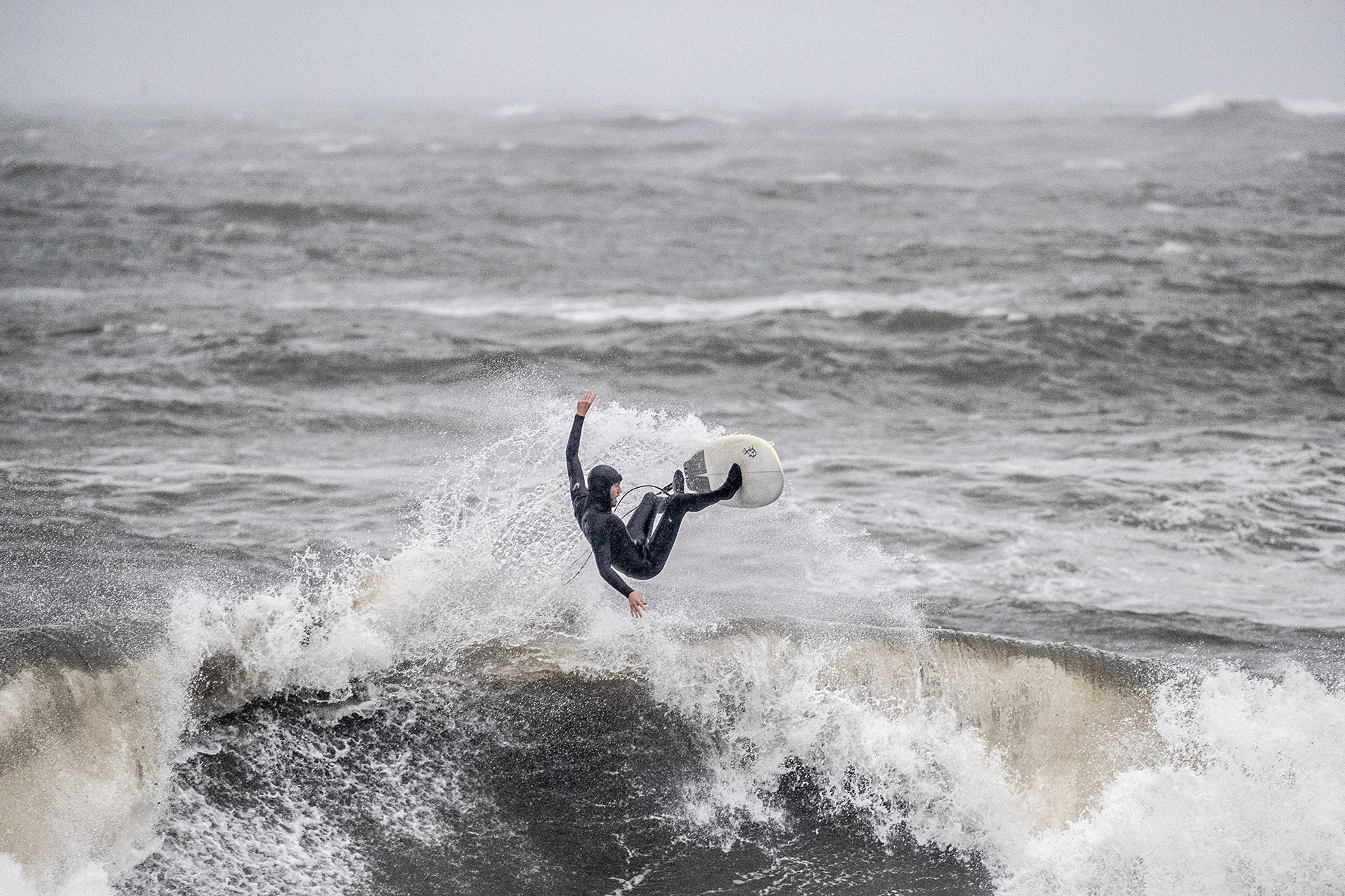 Un surfista monta su tabla en Cowell Beach durante la última tormenta atmosférica en Santa Cruz, California, el martes 21 de marzo de 2023. (Stephen Lam/San Francisco Chronicle vía AP)

