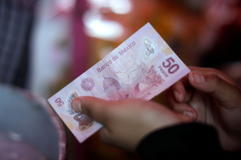 Los billetes cuentan con elementos de seguridad para ser detectados. (Foto Reuters)