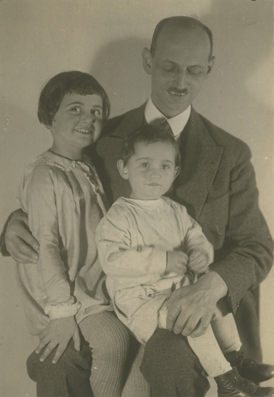 Ana, la más pequeña, junto a su hermana Margot, en el regazo de su padre Otto. La foto es de 1931, cuando aún eran felices en Alemania (Colección de fotos Anne Frank Stichting, Amsterdam)