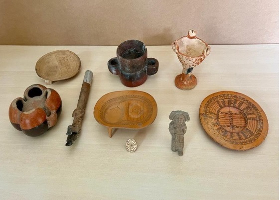 Entre los vestigios recuperados destacan vasijas, platos y figuras de rostros (Fotos/Inah.gob.mx)