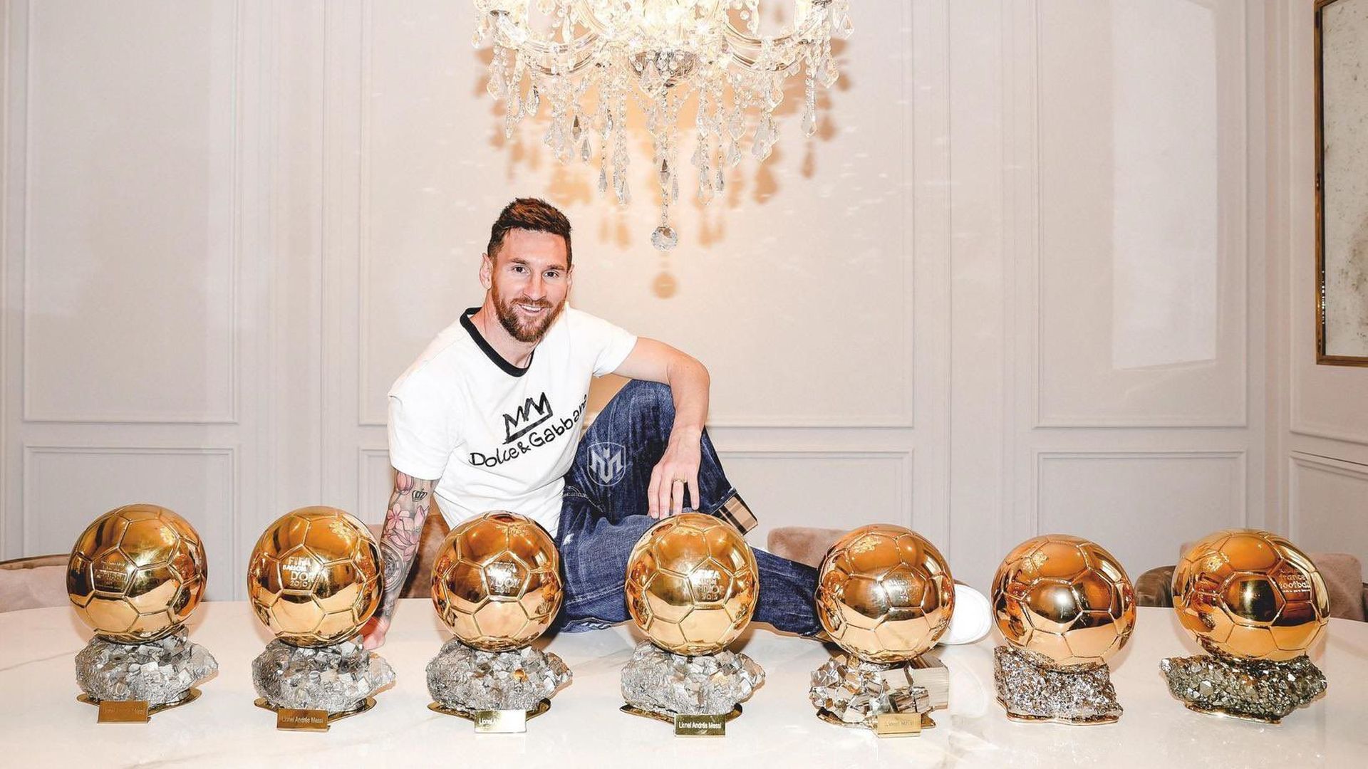 Lionel Messi posando con sus 7 Balones de Oro. El último lo ganó en 2021.