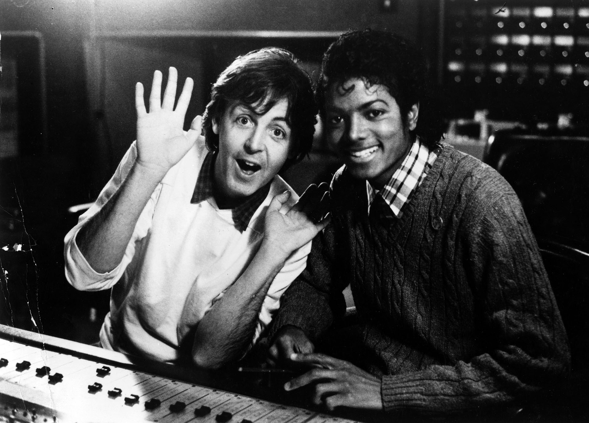 Michael Jackson y Paul McCartney grabaron dos temas juntos a inicios de la década del 80. Publicaron uno cada uno en sus álbums solistas. Después Michael Jackson compraría los derechos de las canciones de los Beatles (Photo by Afro American Newspapers/Gado/Getty Images)