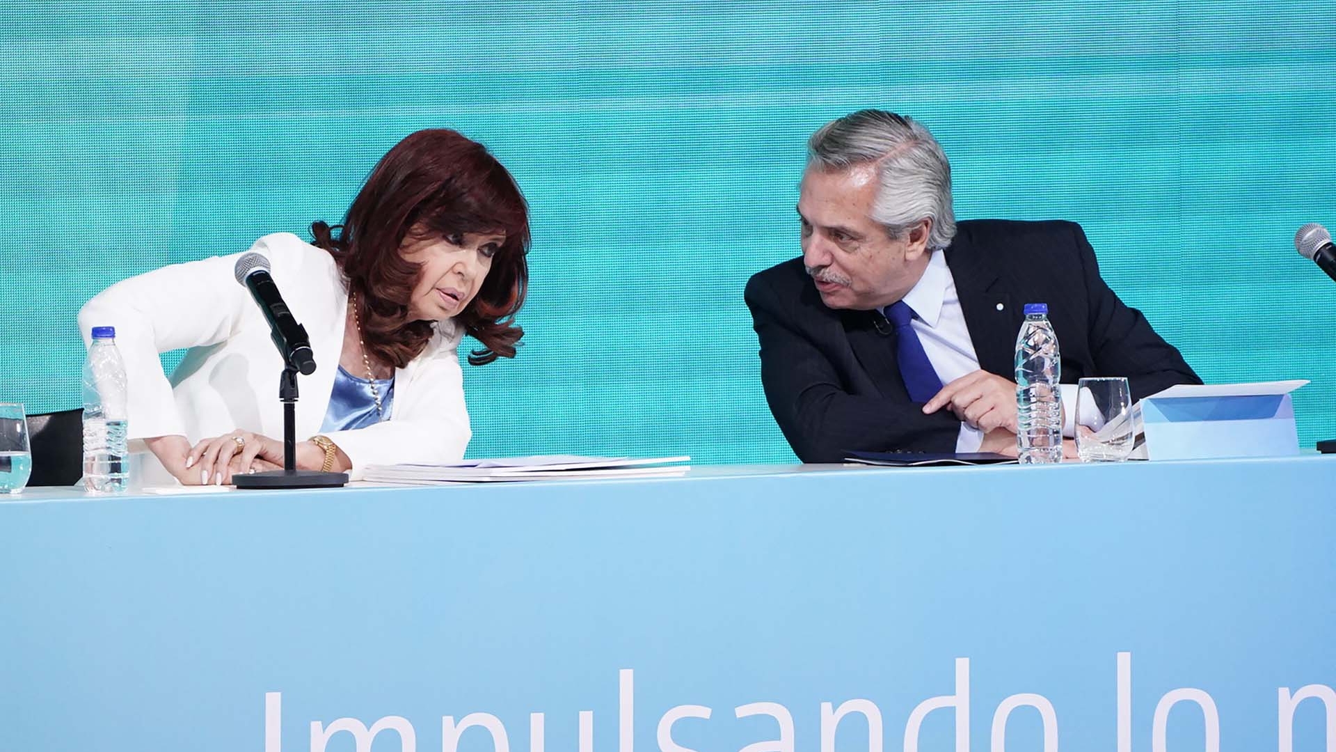 Cristina Kirchner y Alberto Fernández discrepan respecto del pago de una suma fija para los trabajadores 
