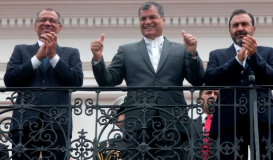 Jorge Glas, ex vicepresidente de Ecuador, Rafael Correa, ex presidente de Ecuador y Nasim Neme, presidente del Club Sport Emelec, en los balcones del Palacio de Carondelet (Foto: Periodismo de Investigación)