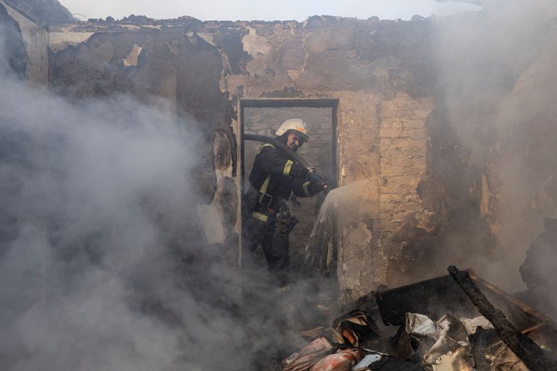 Un bombero trabaja en un distrito residencial que resultó dañado por los bombardeos, mientras continúa la invasión rusa de Ucrania, en Kiev, Ucrania