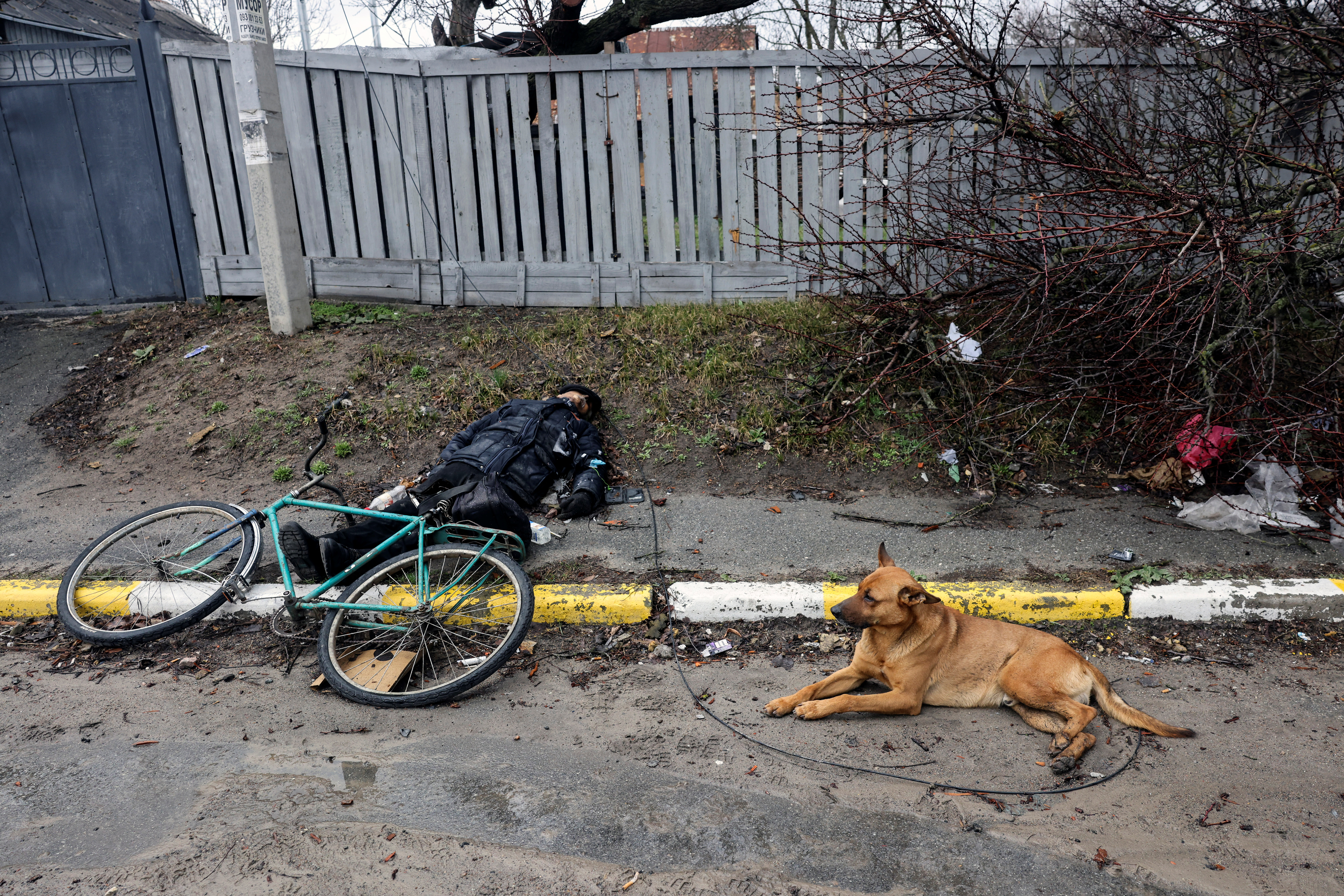 Otro cuerpo recuperado en las afueras de Kiev (REUTERS/Stringer)
