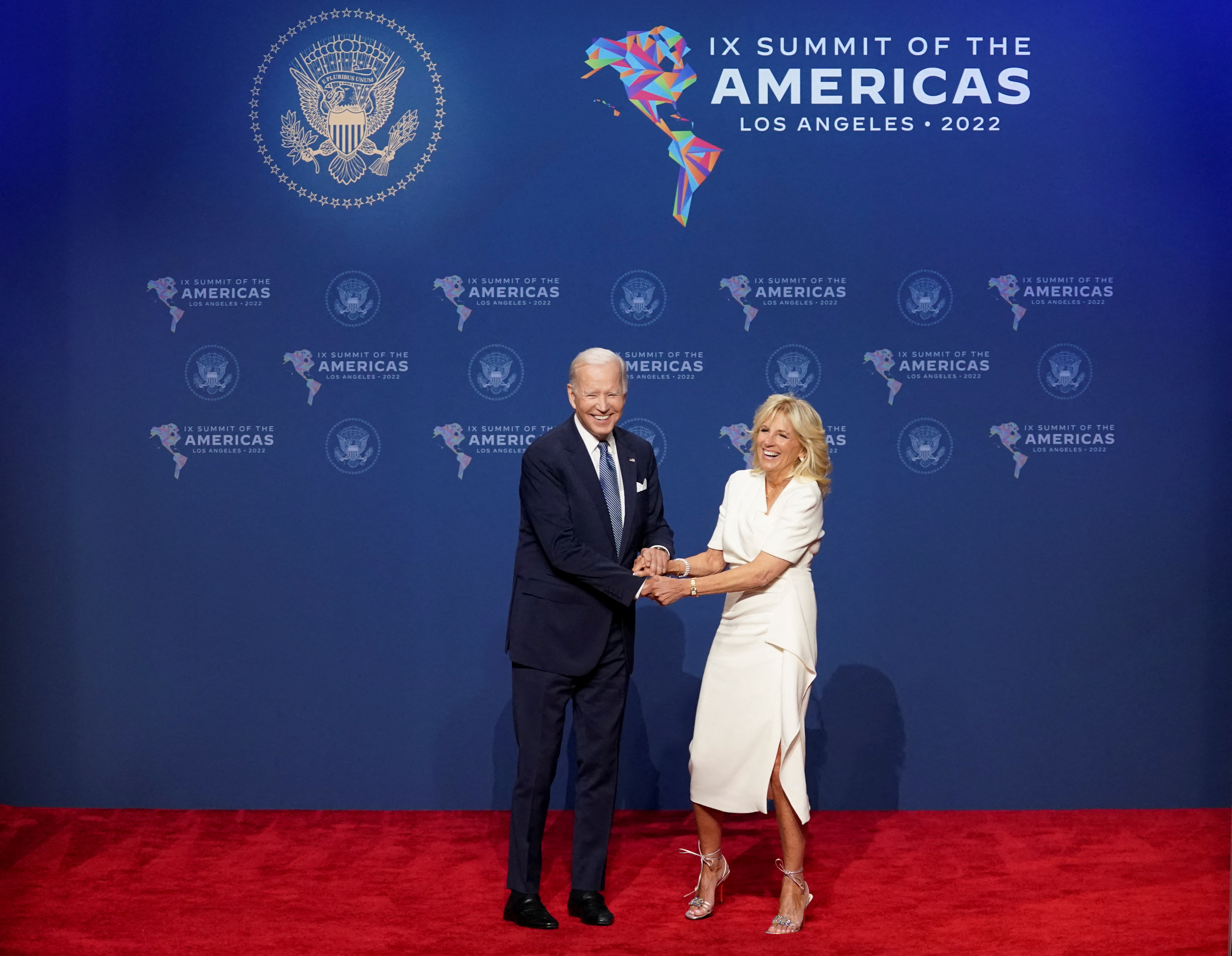 Joe Biden y su esposa al llegar a la inauguración de la Cumbre de las Américas en Los Ängeles REUTERS/Kevin Lamarque