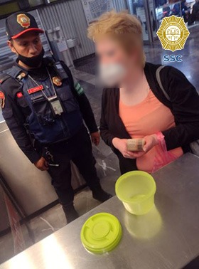 Policías recuperaron 6 mil pesos que una mujer perdió en un “tupper” en el Metro de la CDMX