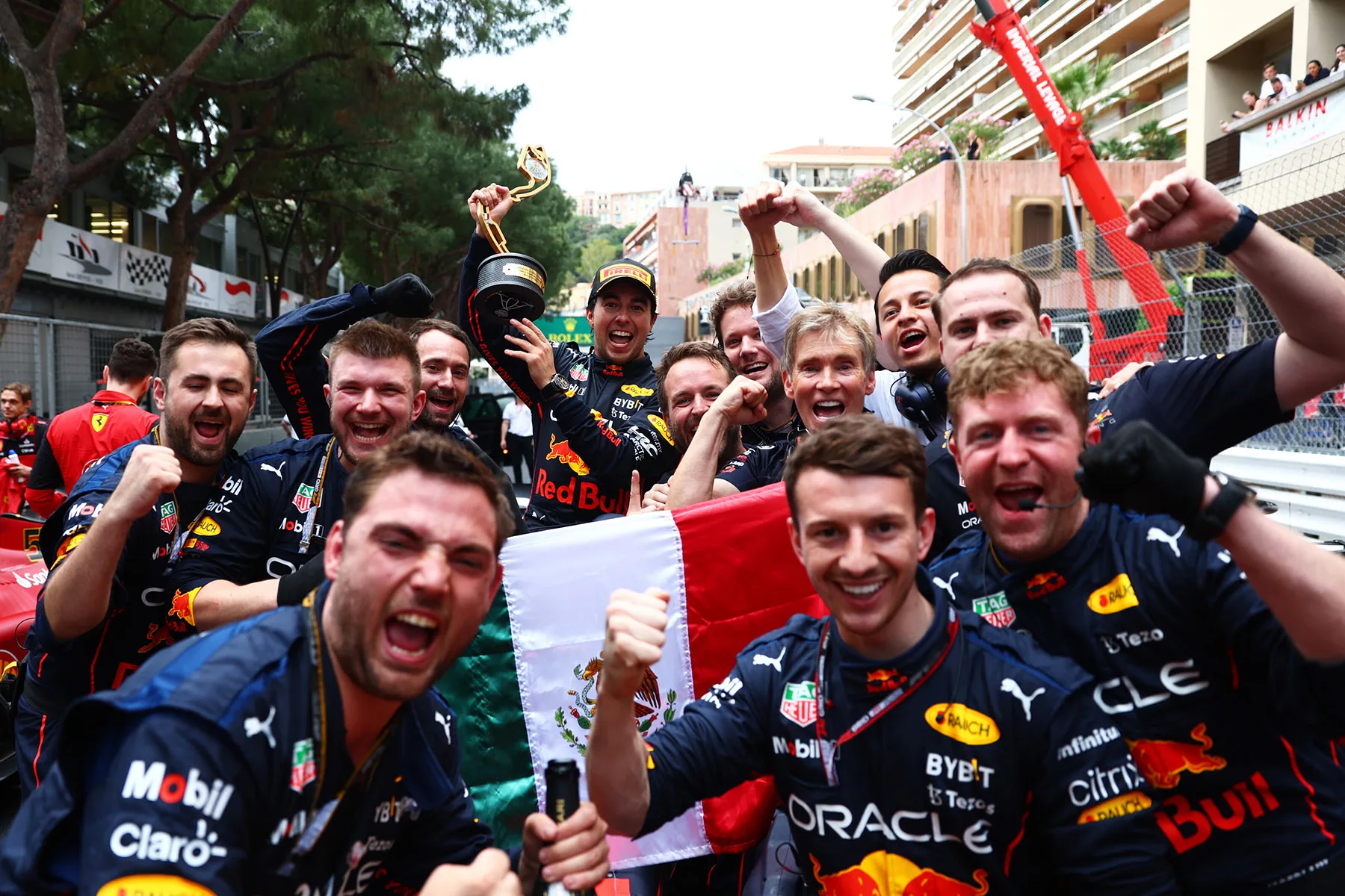 Checo Pérez tuvo su momento más alto de la temporada en el GP de Mónaco, donde consiguió la victoria sobre Carlos Sainz y Max Verstappen (Foto: Red Bull Content Pool)