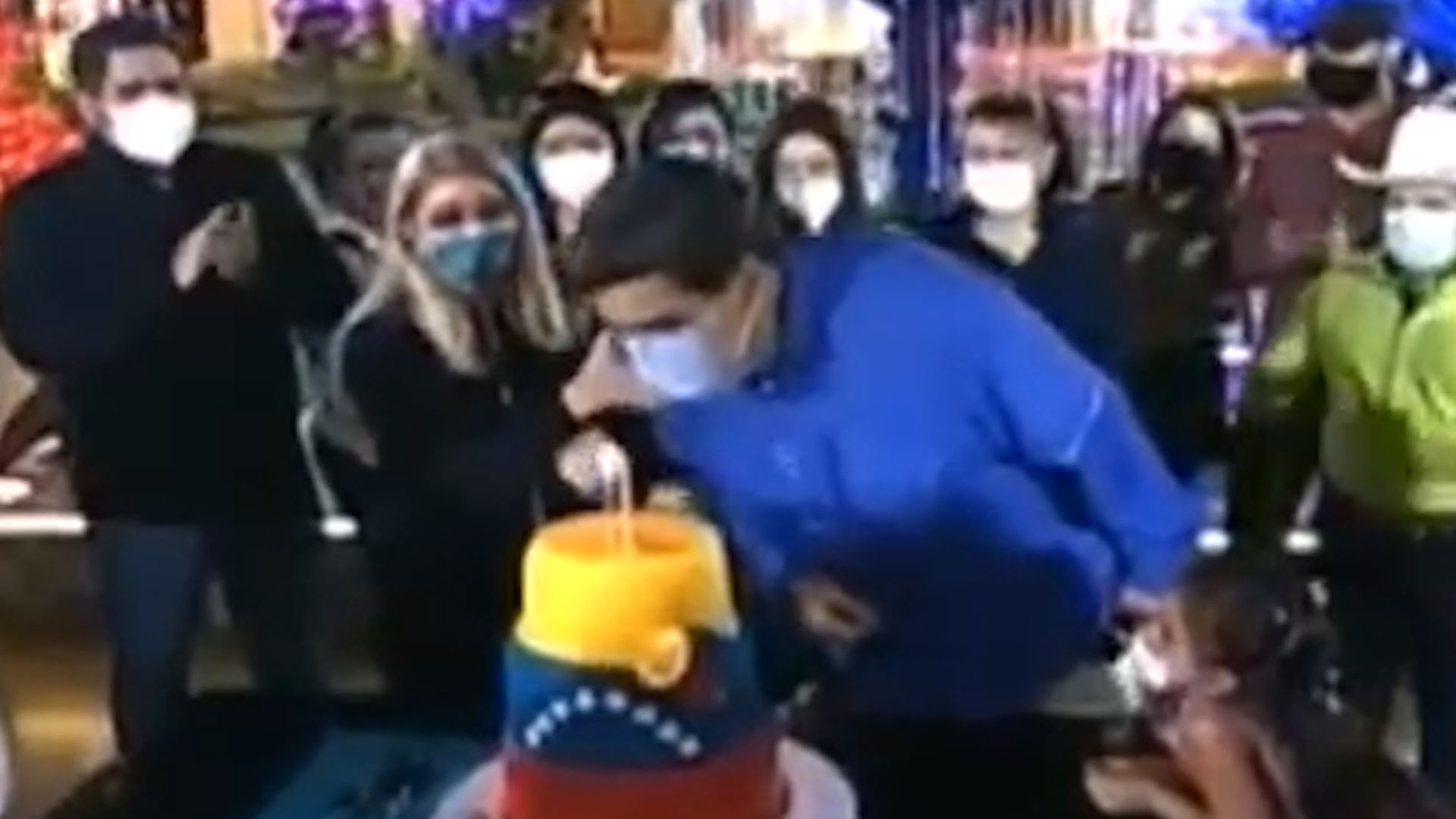 Maduro intenta soplar la vela de cumpleaños con el tapaboca puesto