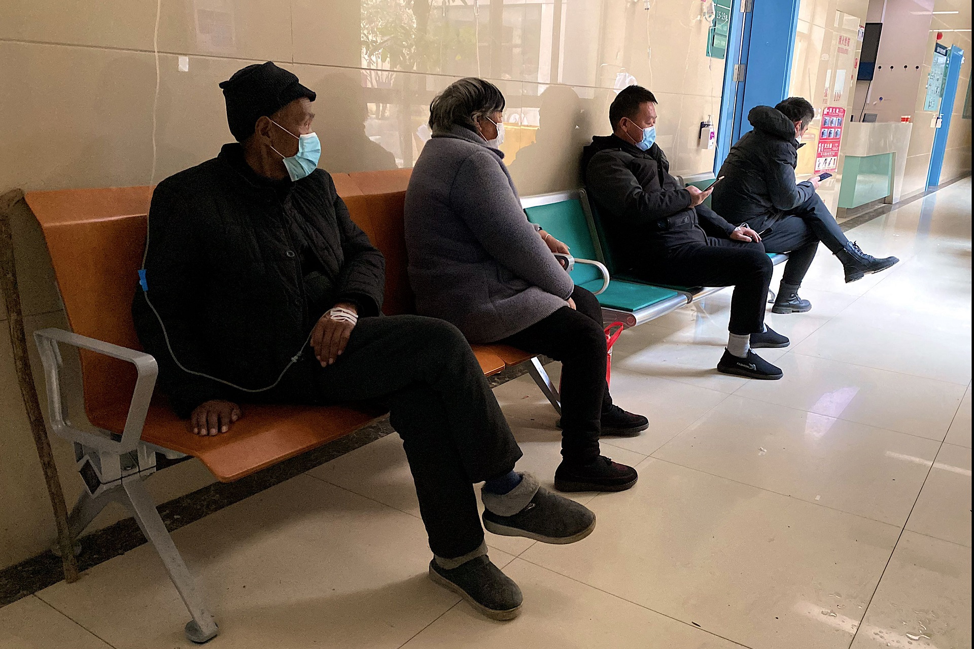 Pacientes esperan a ser atendidos, mientras los médicos duplicaron sus jornadas de trabajo (AFP)