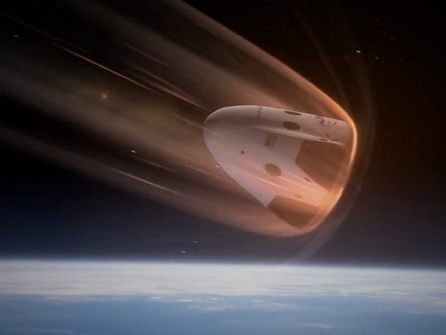 Debido a la enorme velocidad de reentrada de la cápsula, la fricción con el aire de la atmósfera genera mucho calor (Ilustración. SpaceX/YouTube)