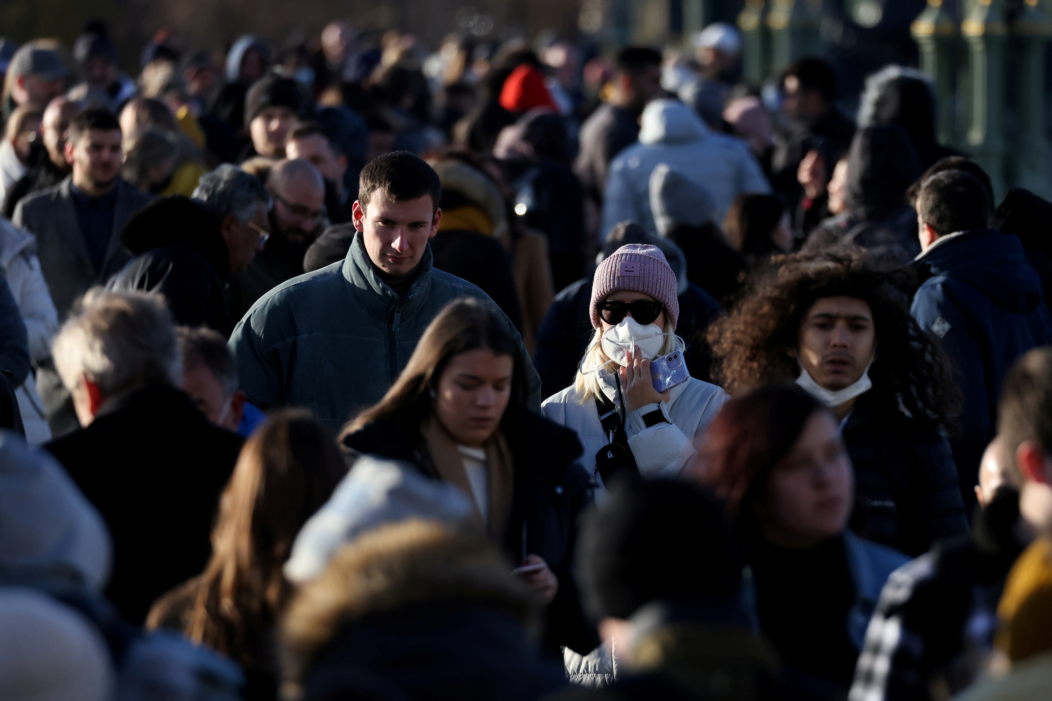 La gente camina por el puente de Westminster tras el anuncio de nuevas medidas debido a la variante del coronavirus Ómicron, en Londres, Gran Bretaña, el 28 de noviembre de 2021. (REUTERS / Tom Nicholson)