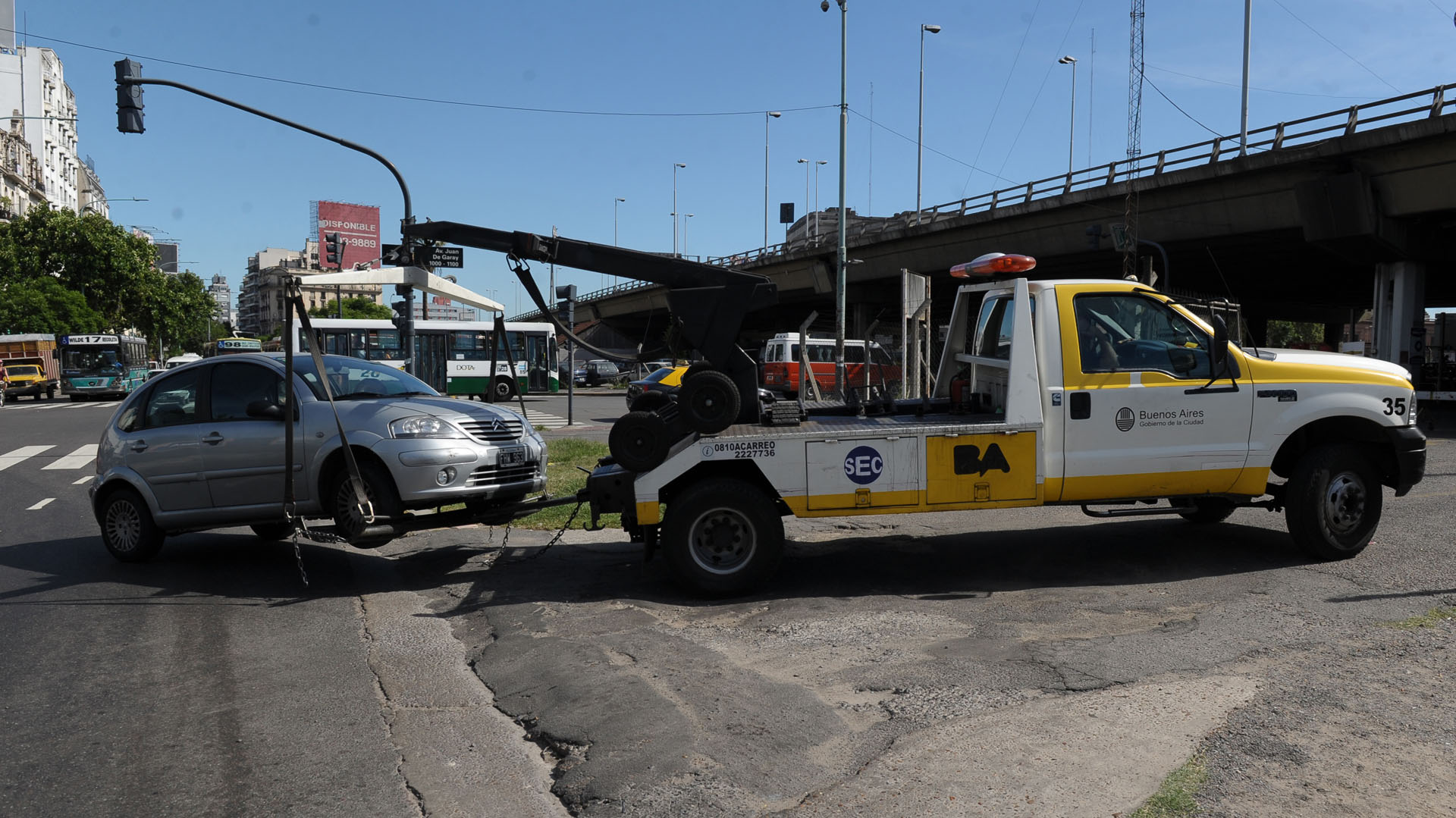 La oposición reclama suspender el acarreo de autos en la Capital por operar 20 años con un contrato vencido