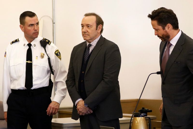 El actor Kevin Spacey (al centro en la imagen) en la corte de distrito de Nantucket en Nantucket, EEUU