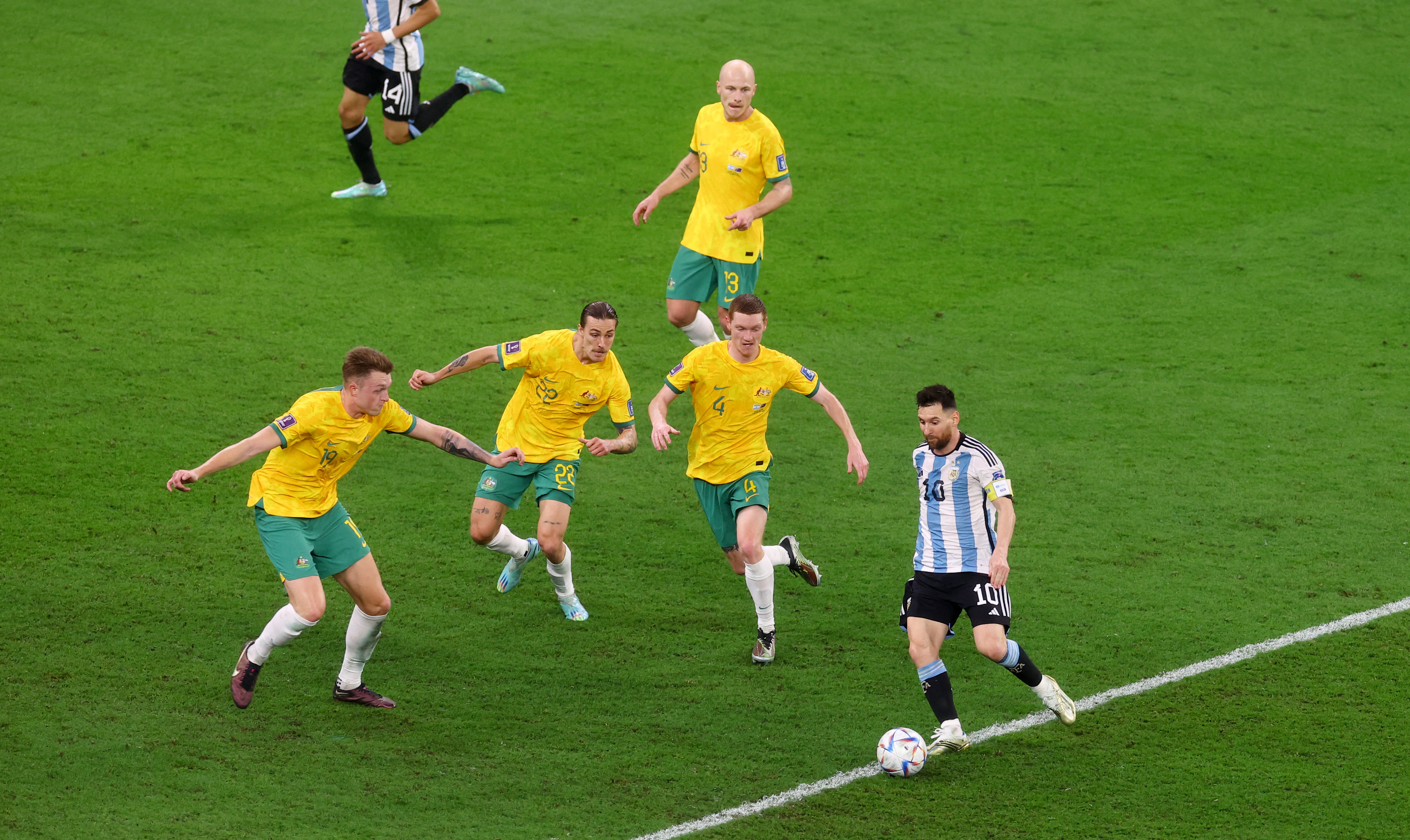 Una postal que suele repetirse: Messi rodeado de rivales que tratan de quitarle el balón