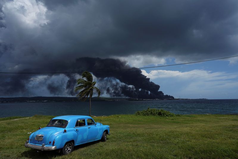 Temen que el fuego se propague  amás tanques instalados en el complejo de Matanzas